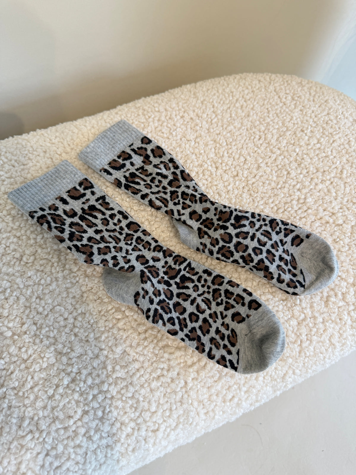 Socken in Hellgrau mit Leomuster
