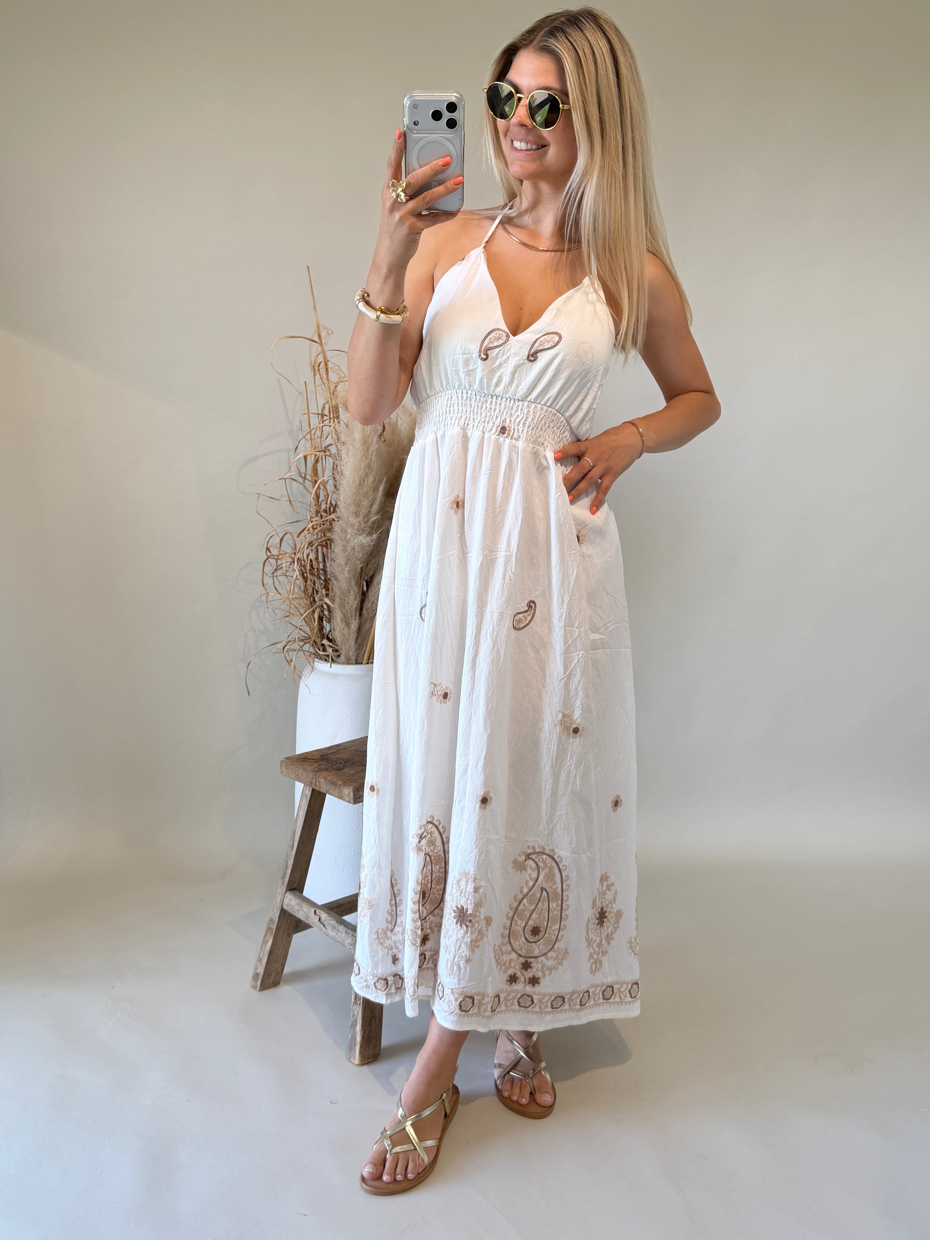Kleid in Wollweiß mit Stickerei in Zimt und Beige ( Mit Holzperlen )