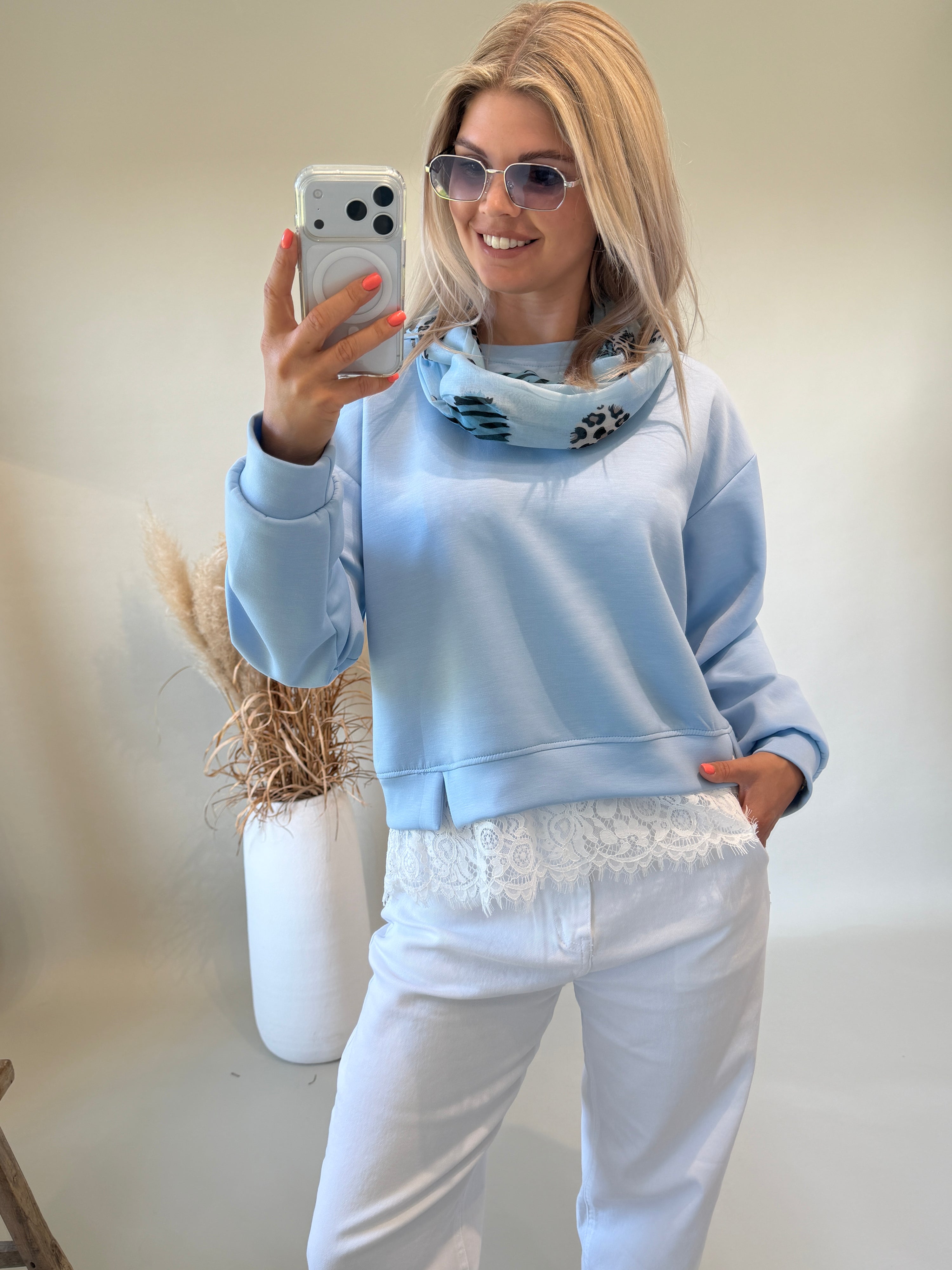 Sweatshirt in Hellblau mit Spitze unten