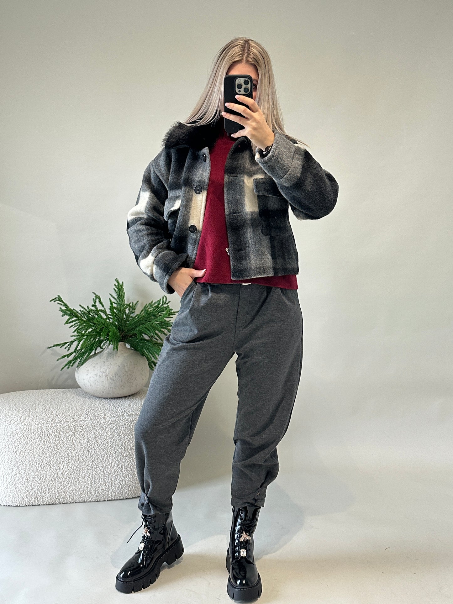 jacke in schwarz/grau/wollweiß kariert mit schwarzem kunst-pelzkragen