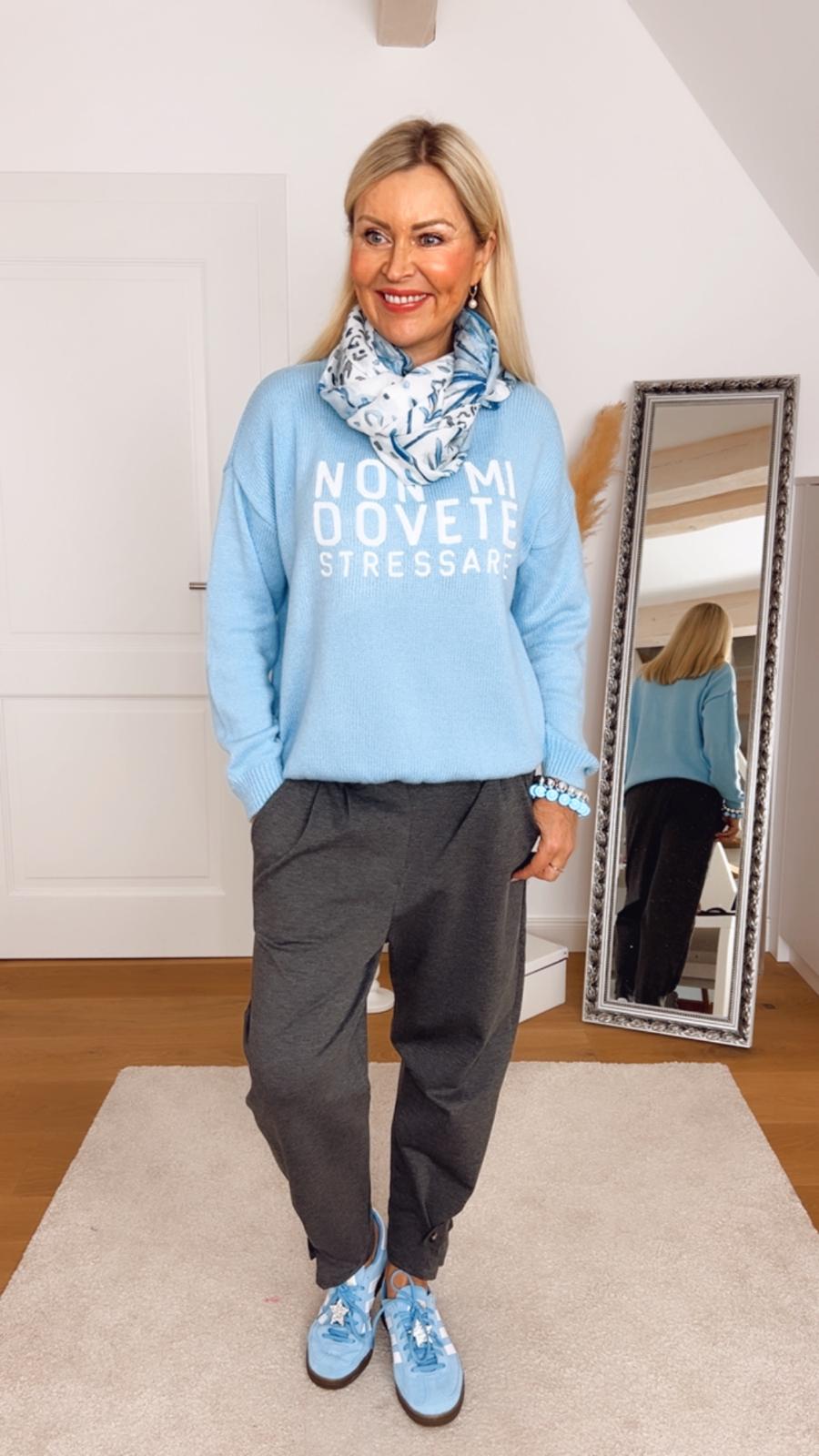 schal in blau mit leomuster