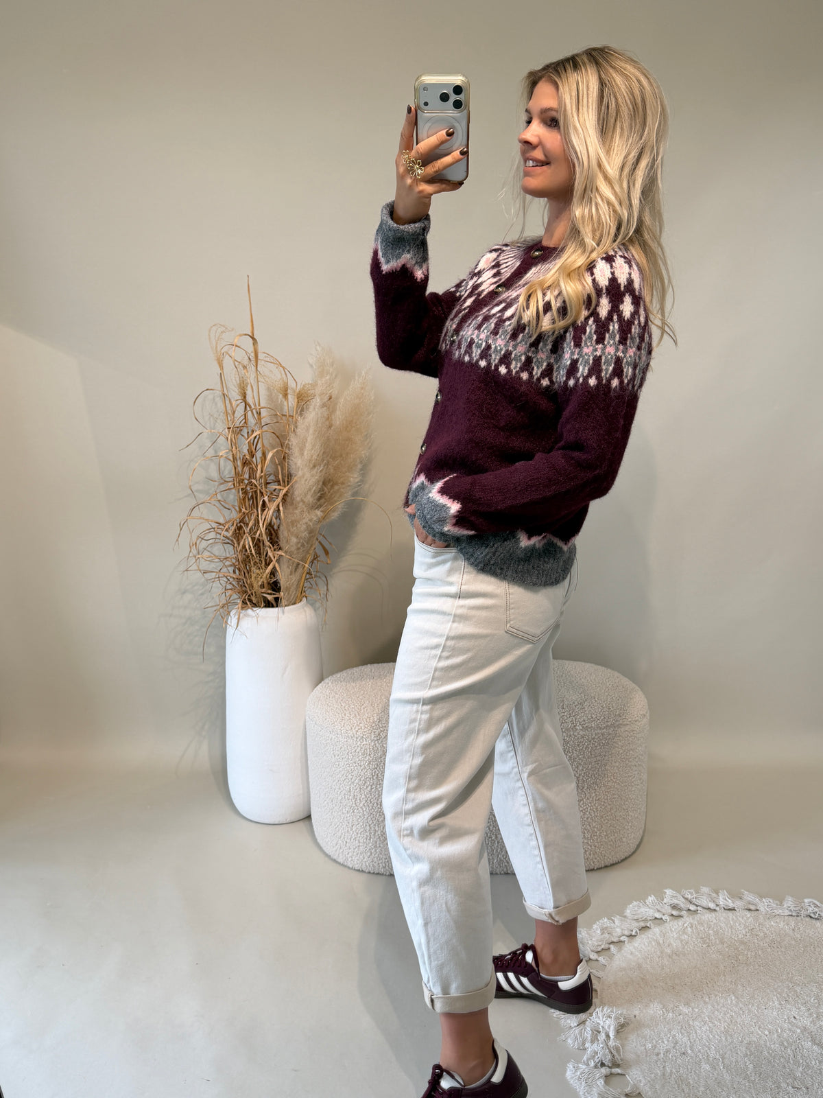 Strickjacke in Burgundy mit Muster in Wollweiß / Grau / Rosa