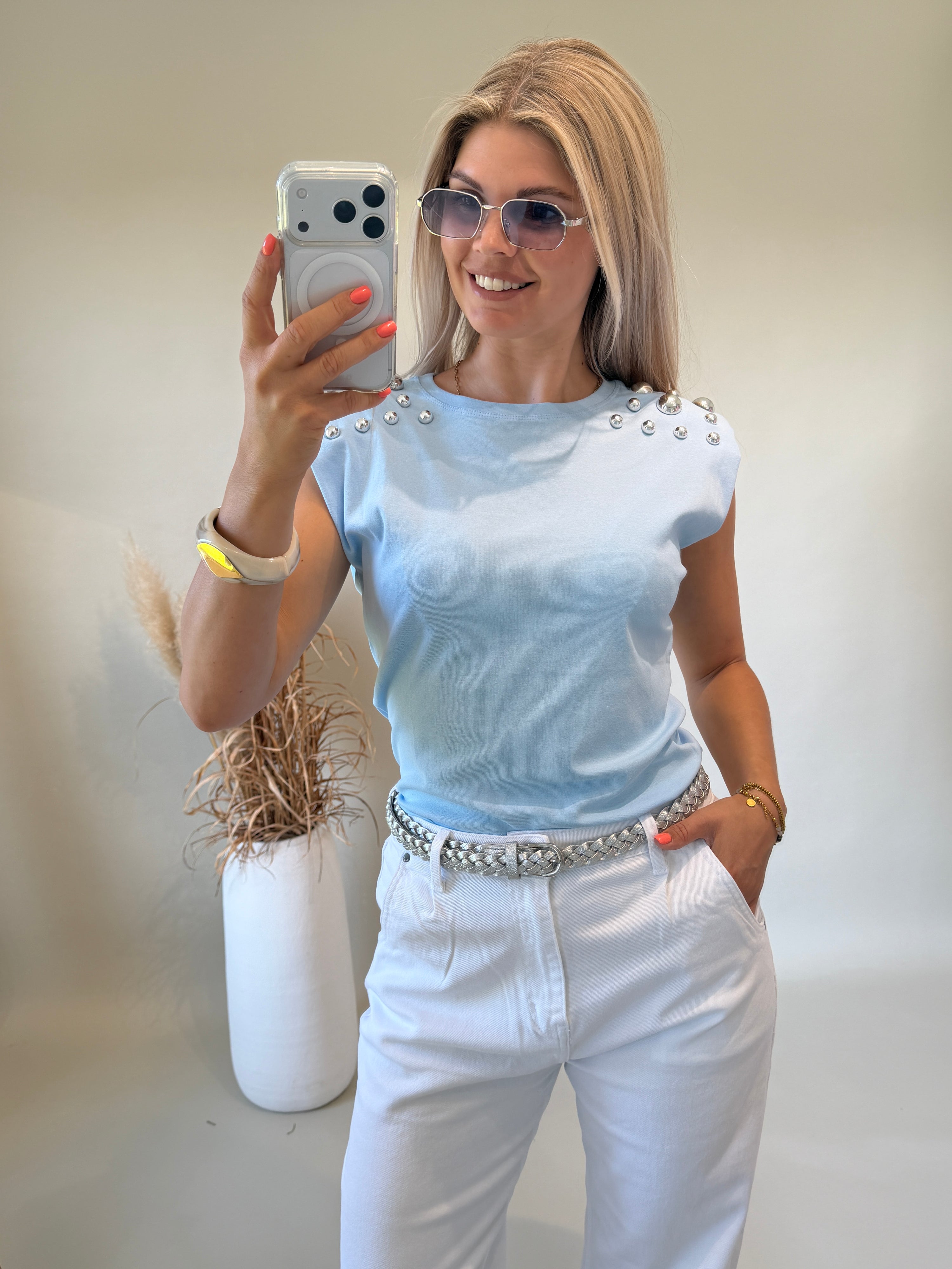 T-Shirt in Hellblau ( ärmellos ) mit Nieten