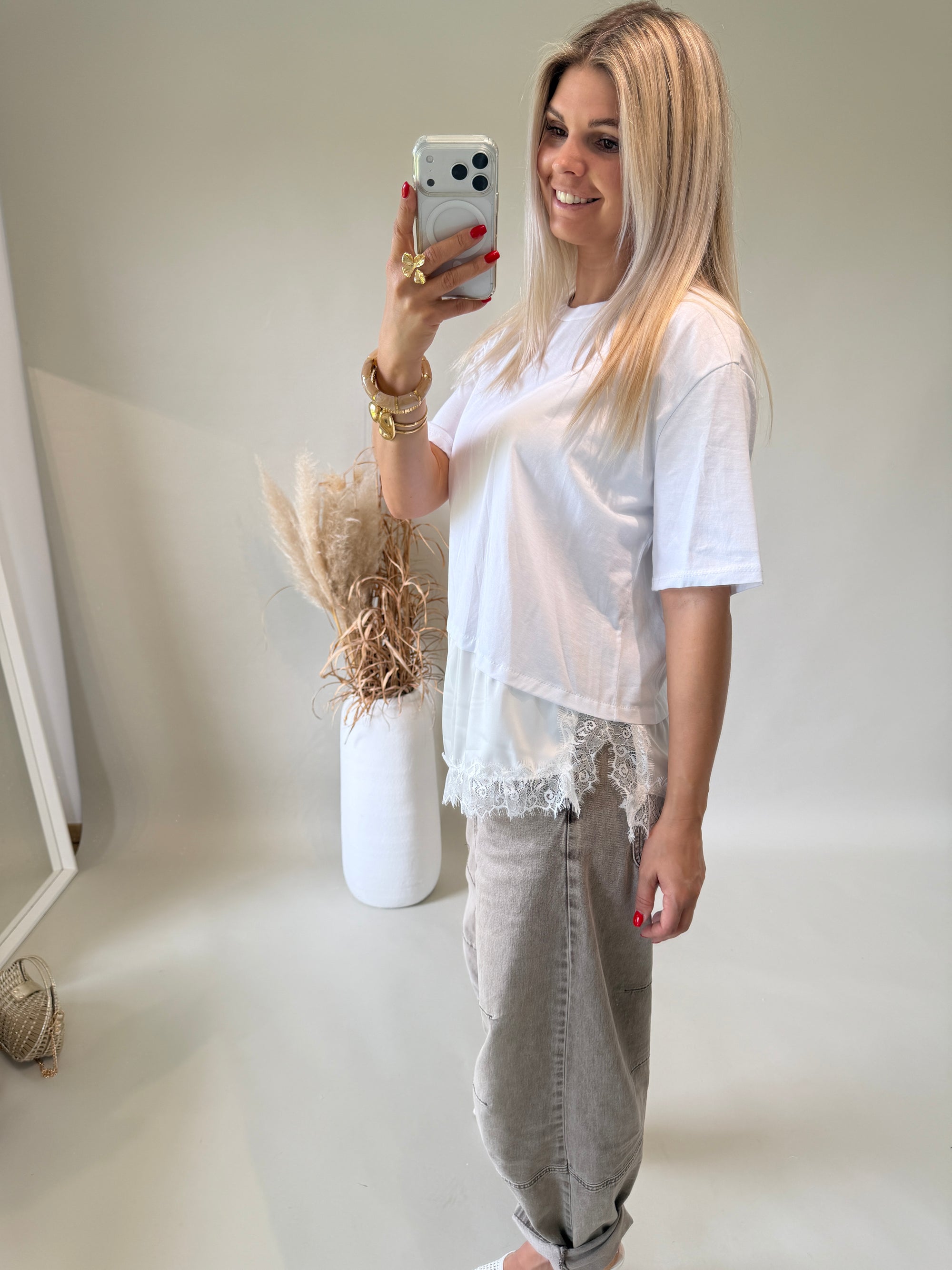 T - Shirt in Weiß mit Spitze unten