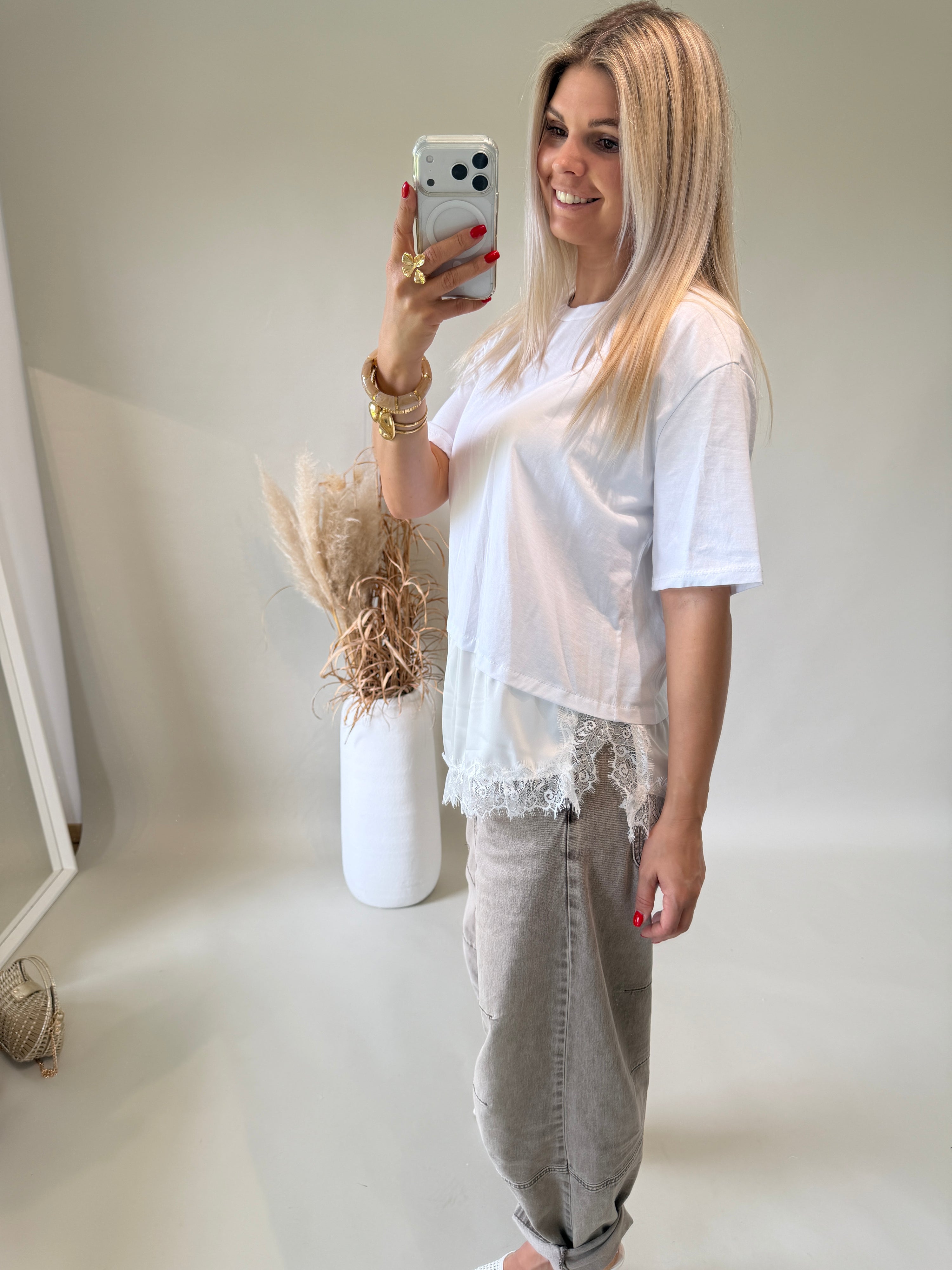 T - Shirt in Weiß mit Spitze unten