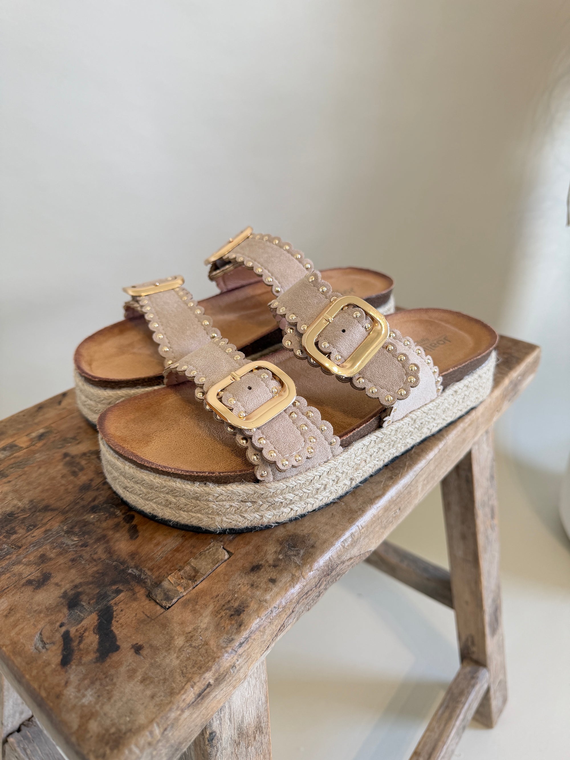Pantolette in Beige mit Goldenen Nieten
