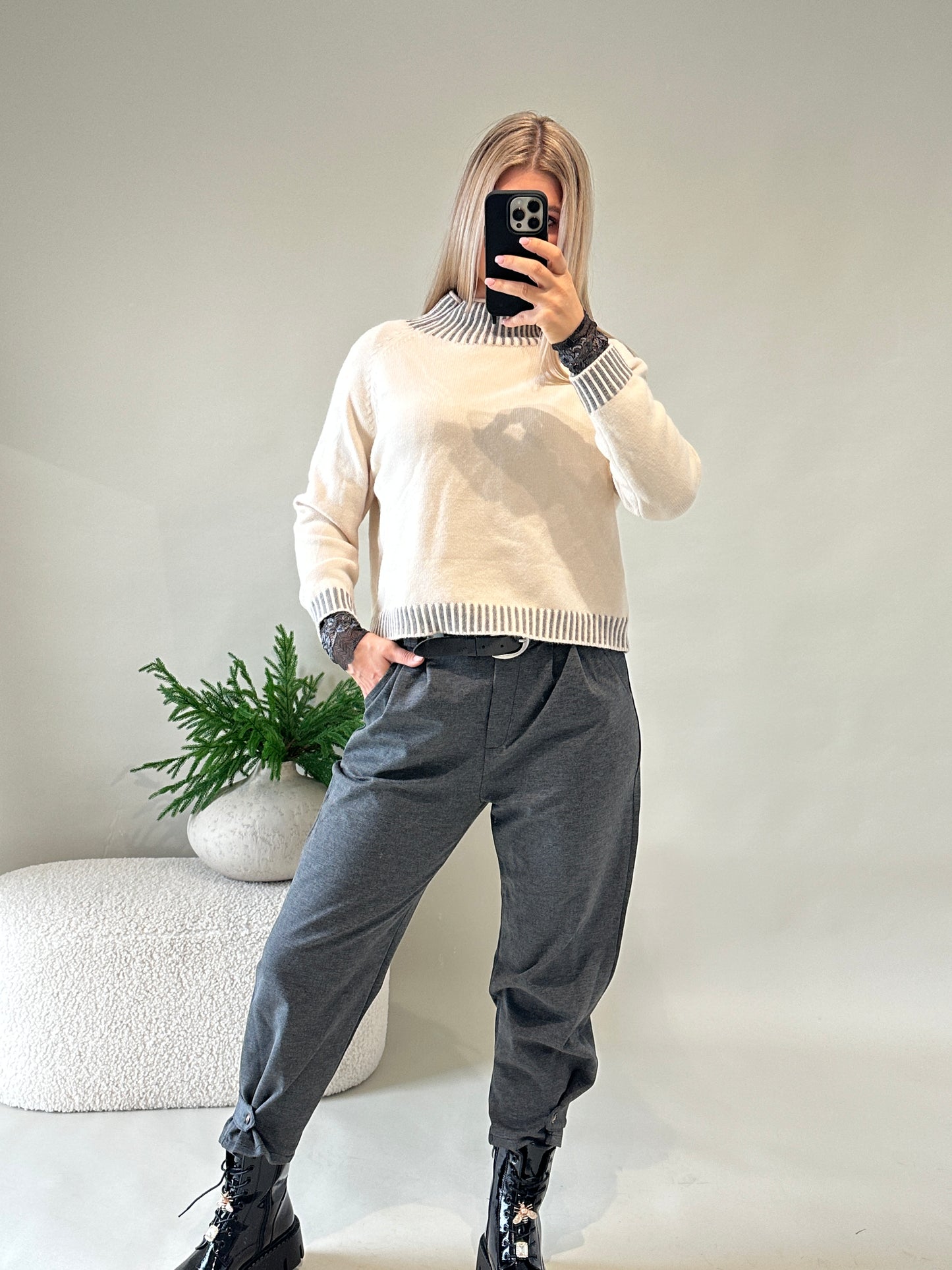 pullover in wollweiß mit grauen streifen an bund und kragen