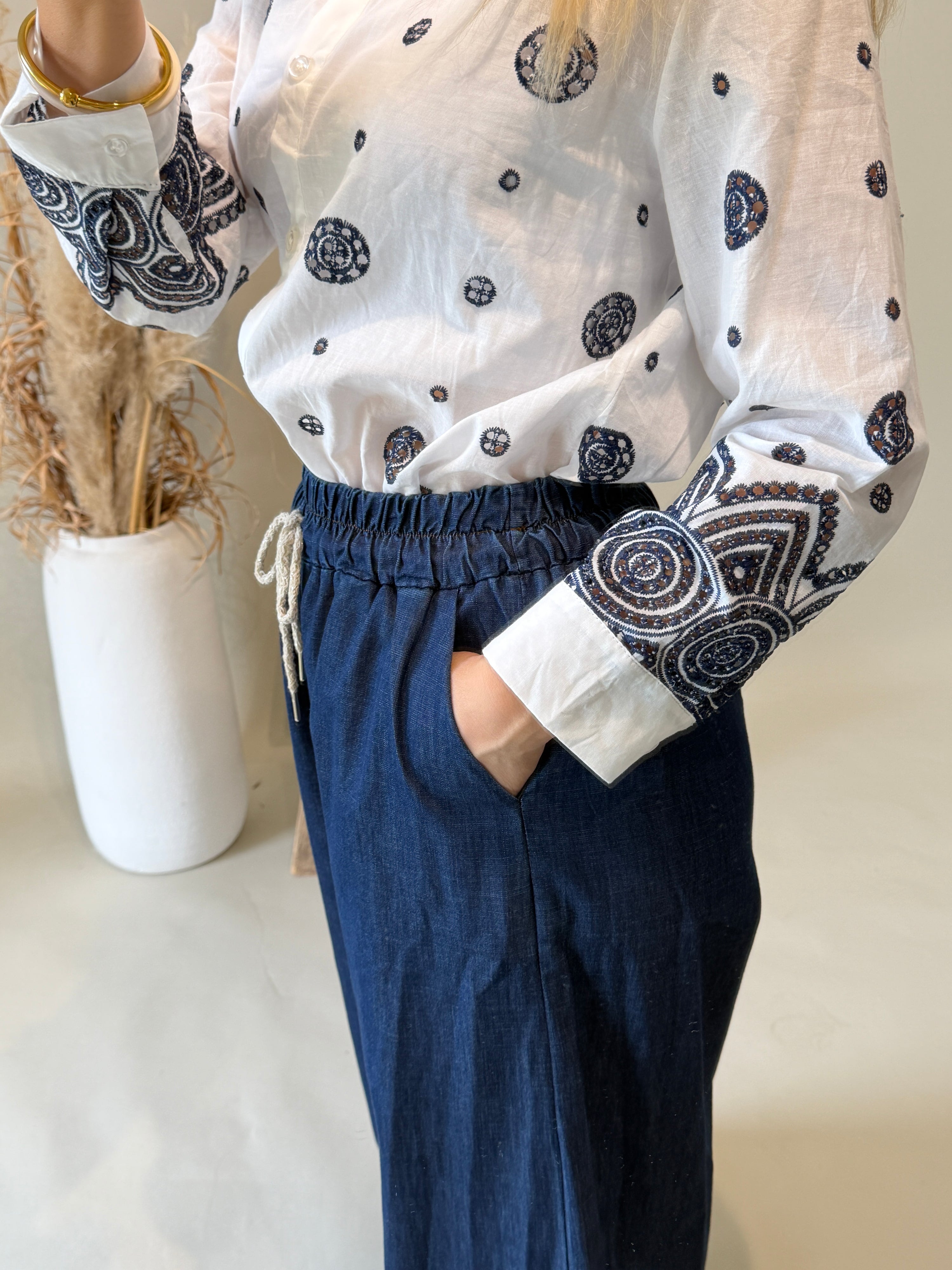 Bluse in Weiß mit Spitze in Dunkelblau