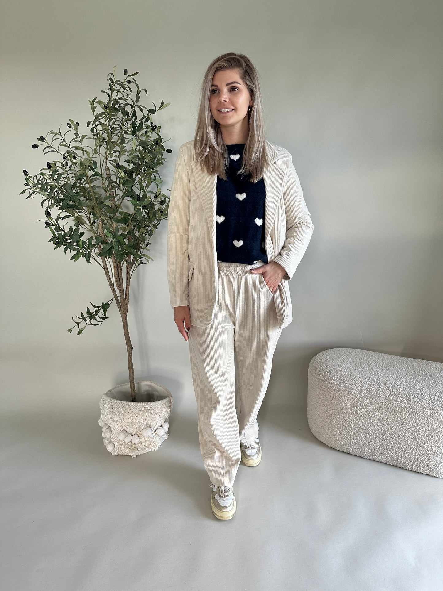 pullover in dunkelblau mit herzen in wollweiß