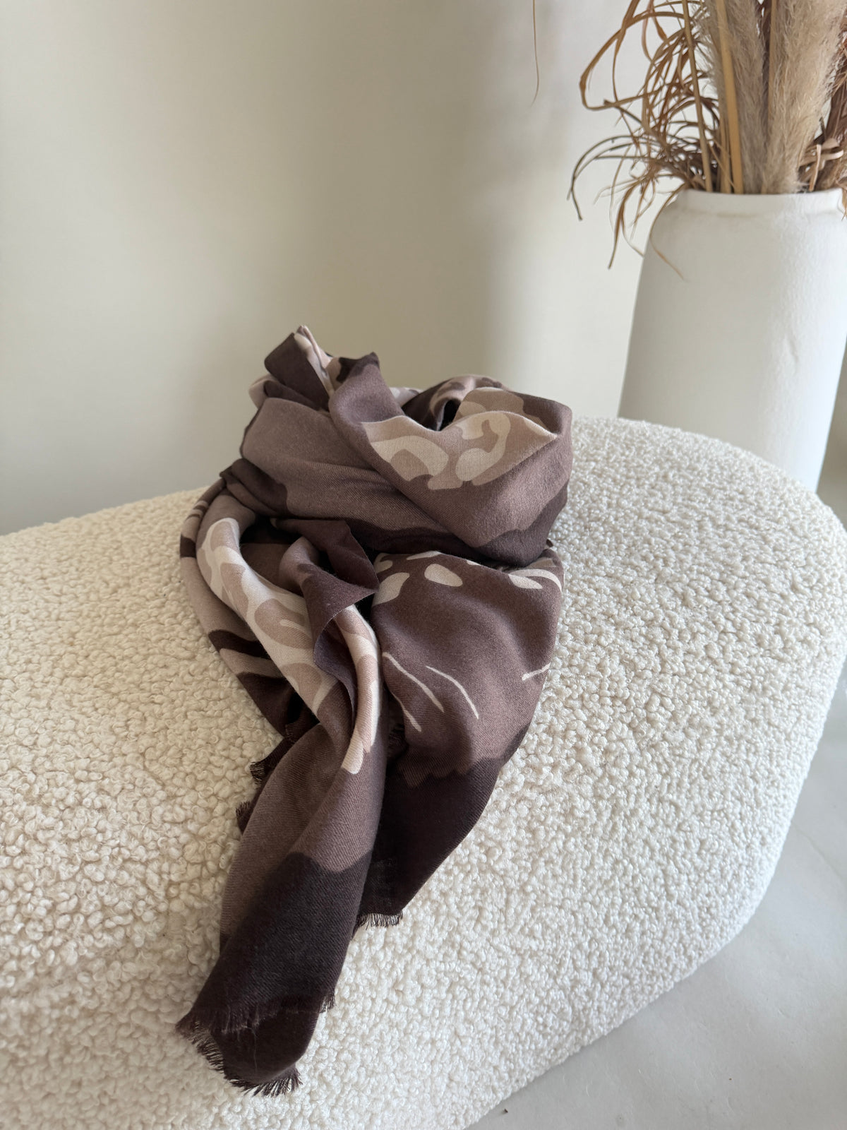 Schal in Schokobraun / Beige mit Leo - Muster