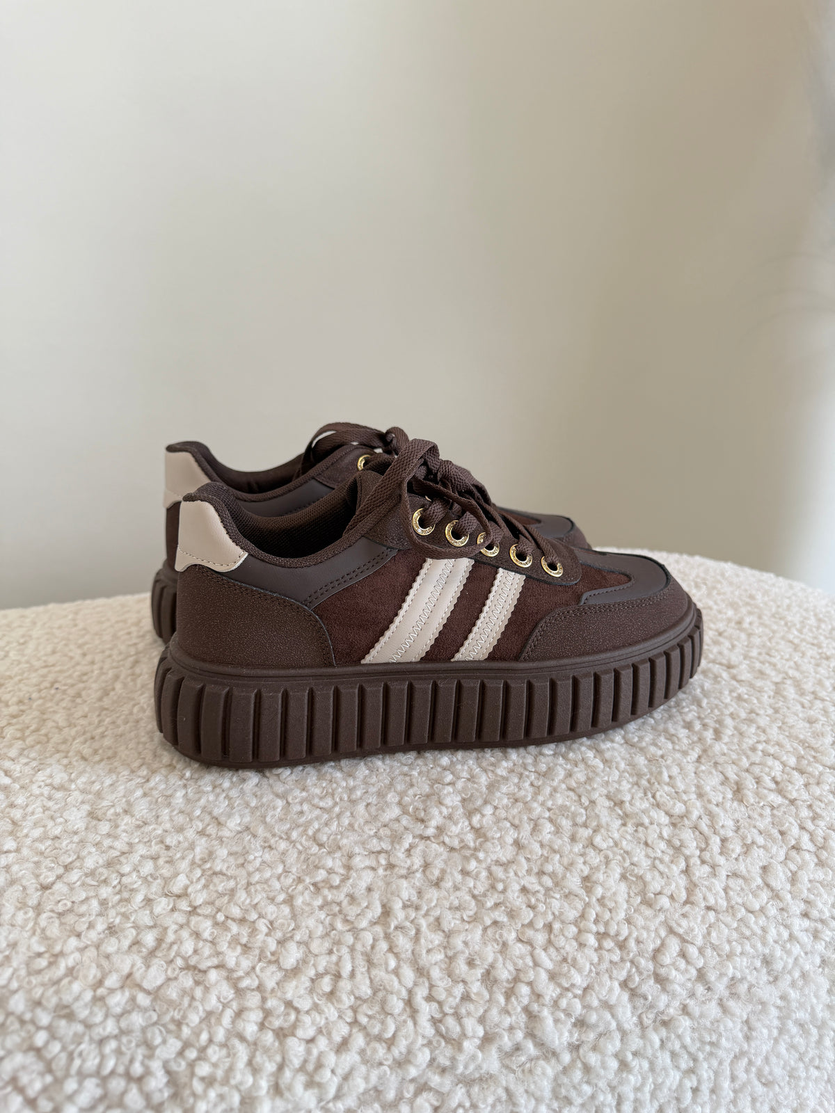 Sneaker in Schokobraun / Wollweiß