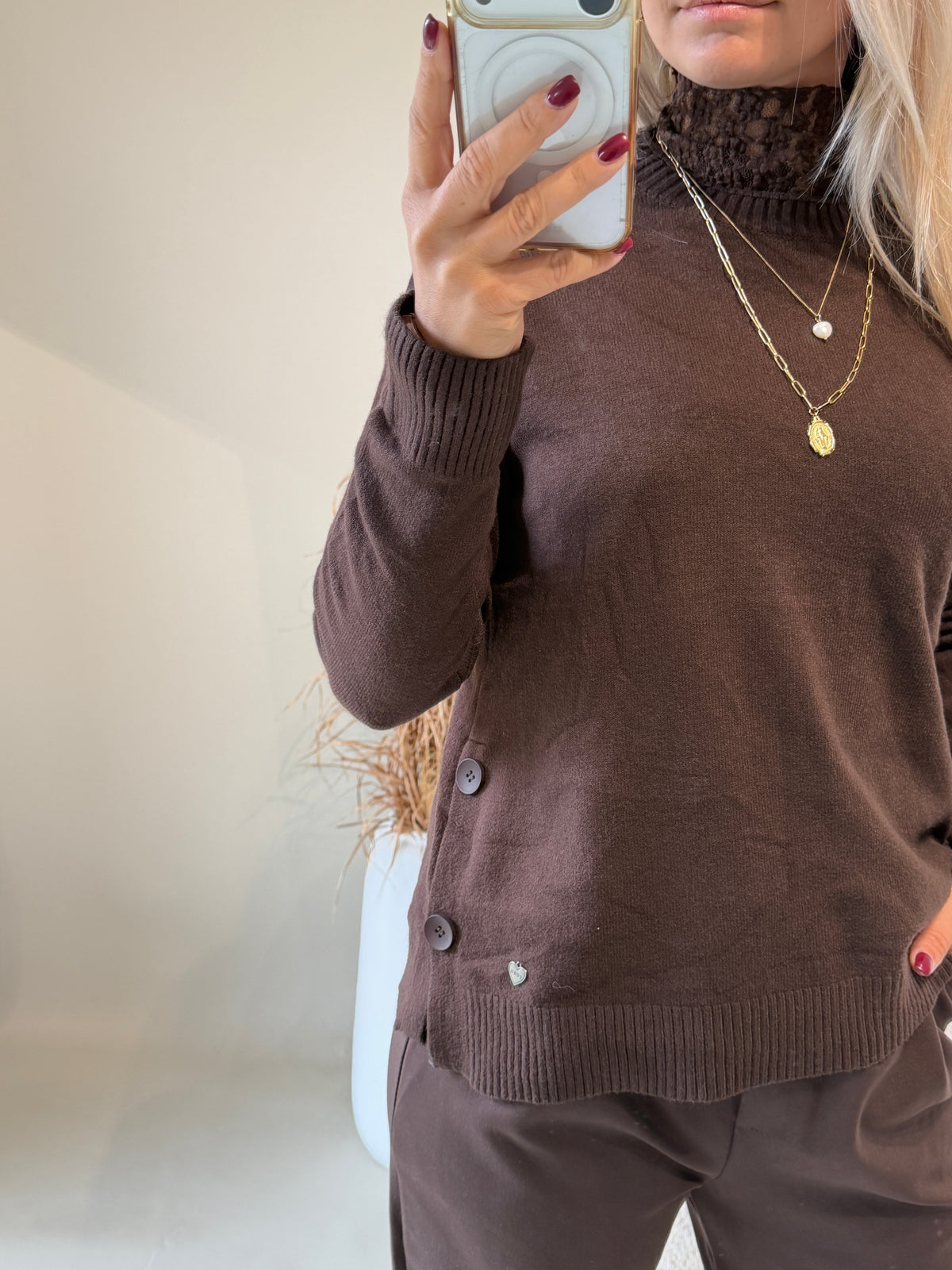 Pullover in Schokobraun mit Knöpfen an der Seite