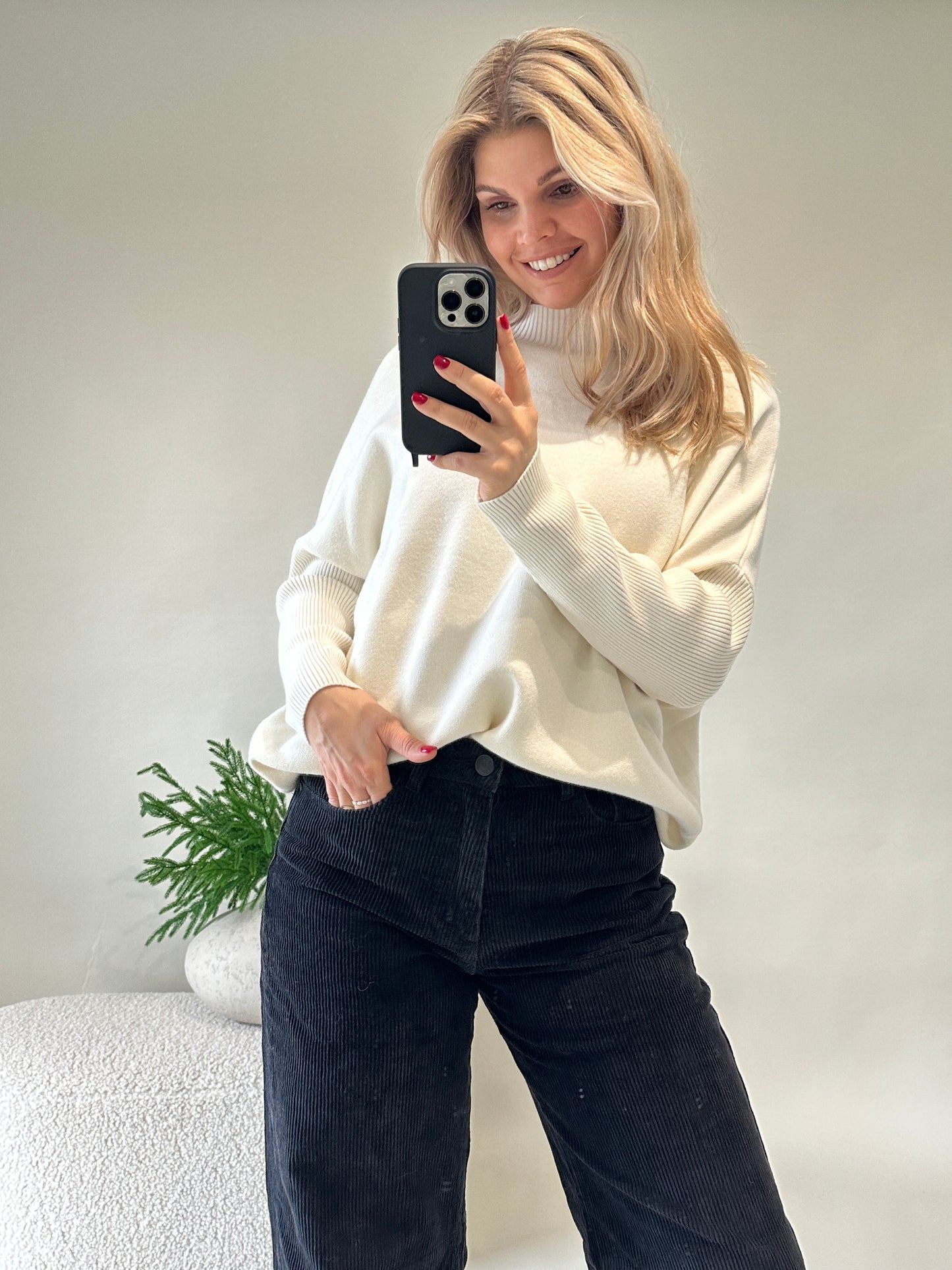 pullover in wollweiß mit muster am arm