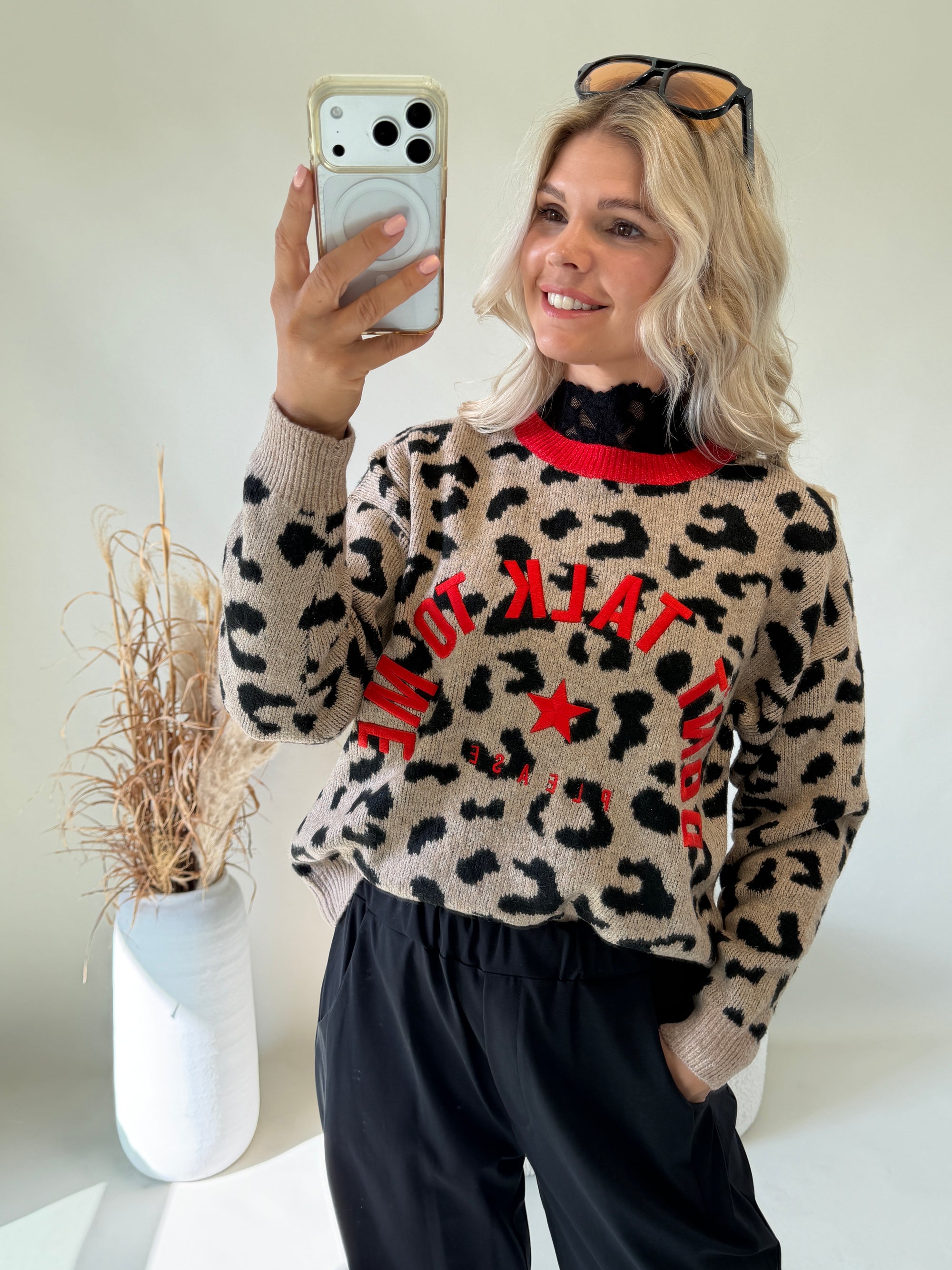 Pullover in Zimt / Schwarz Leomuster mit Aufschrift in Rot