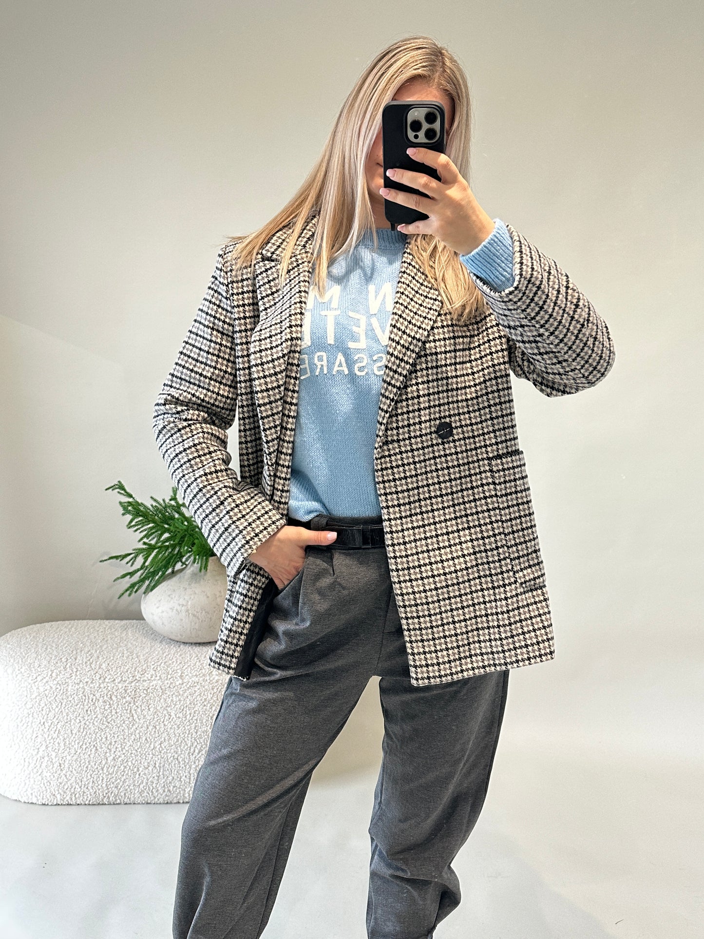 blazer in schwarz/ grau/wollweiß kariert mit gürtel und taschen vorne