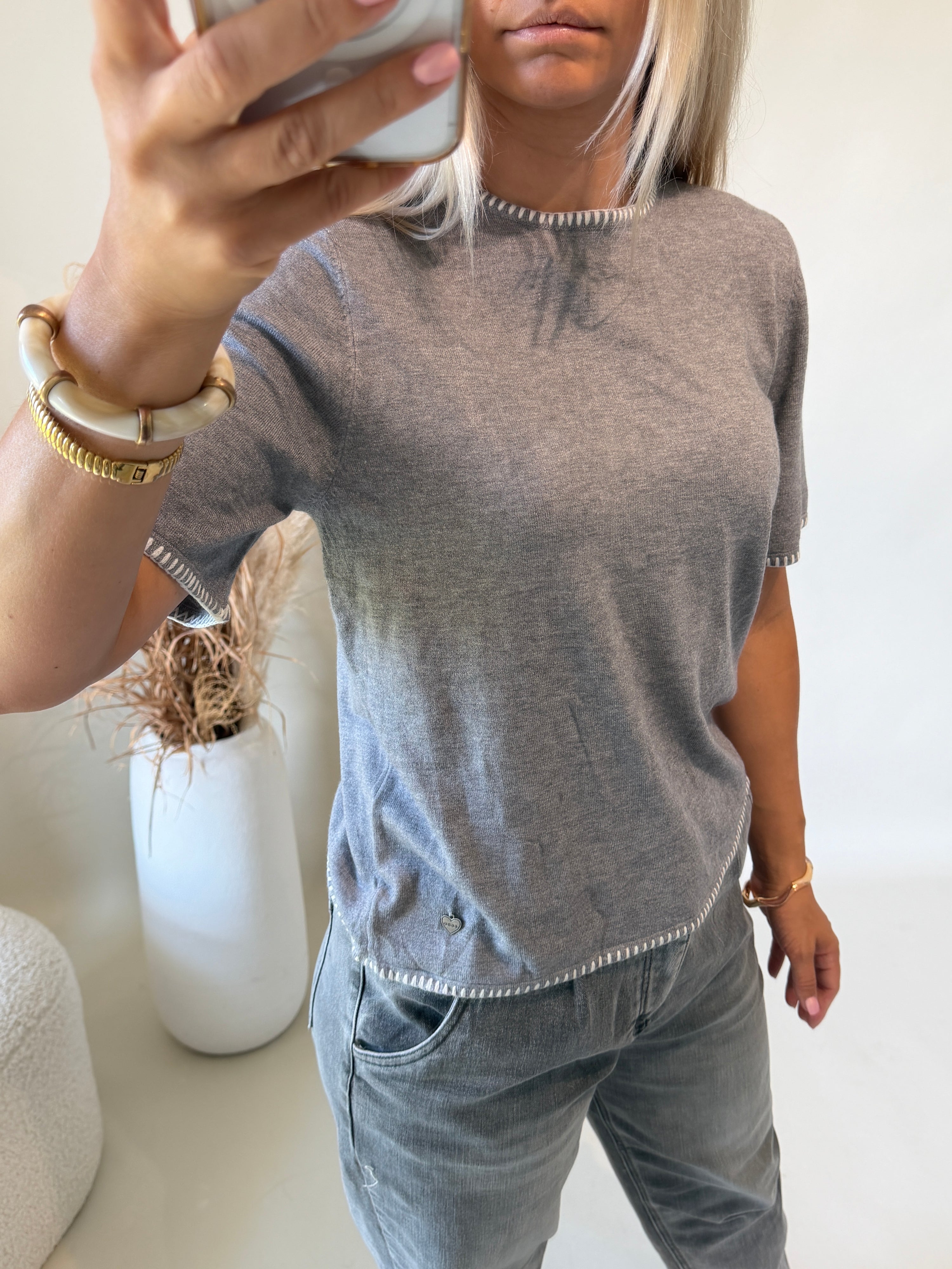 Pullover in Hellgrau mit Beigen Nähten