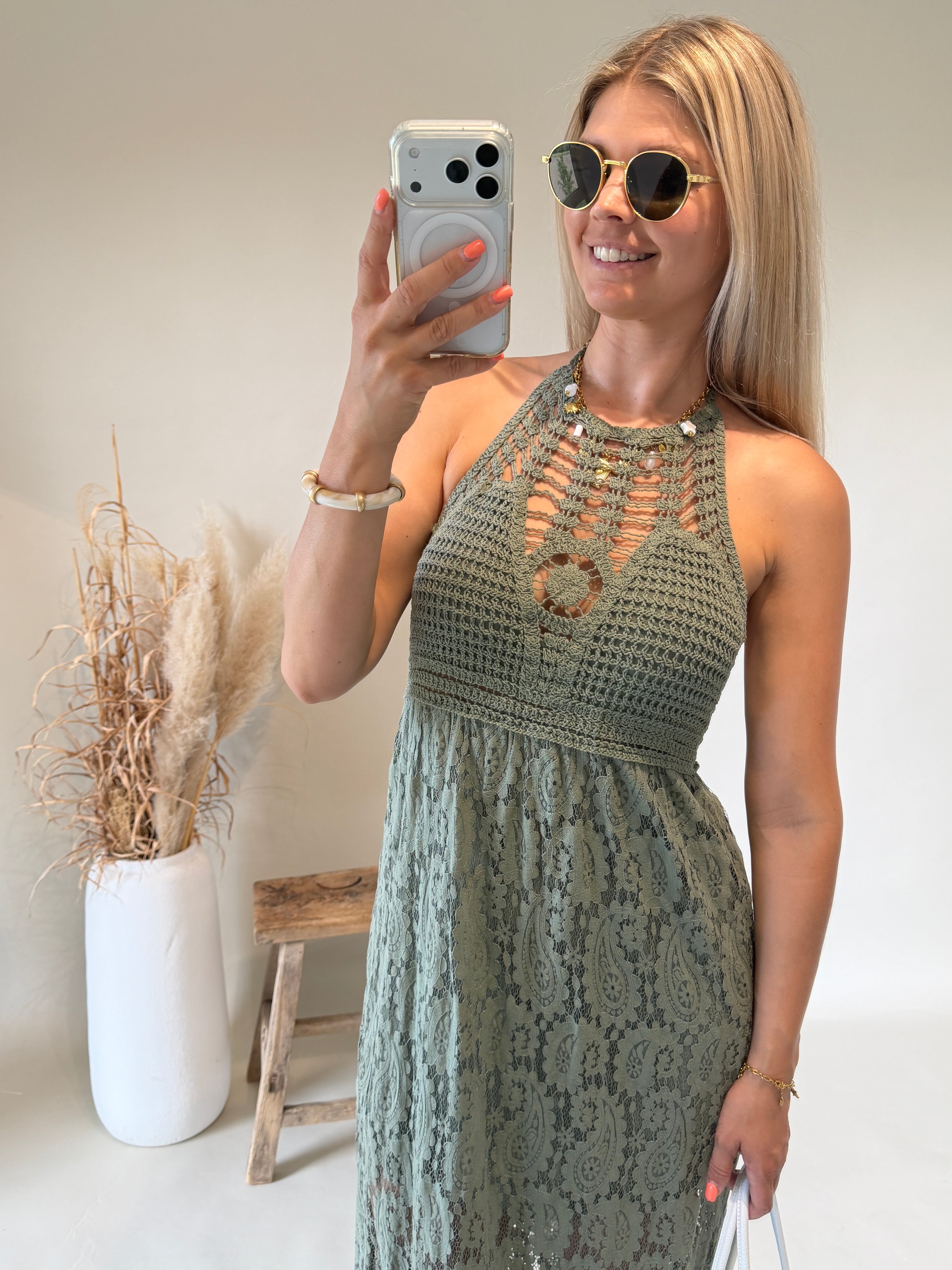 Kleid in Olivgrün mit  Häckelteil und Spitze