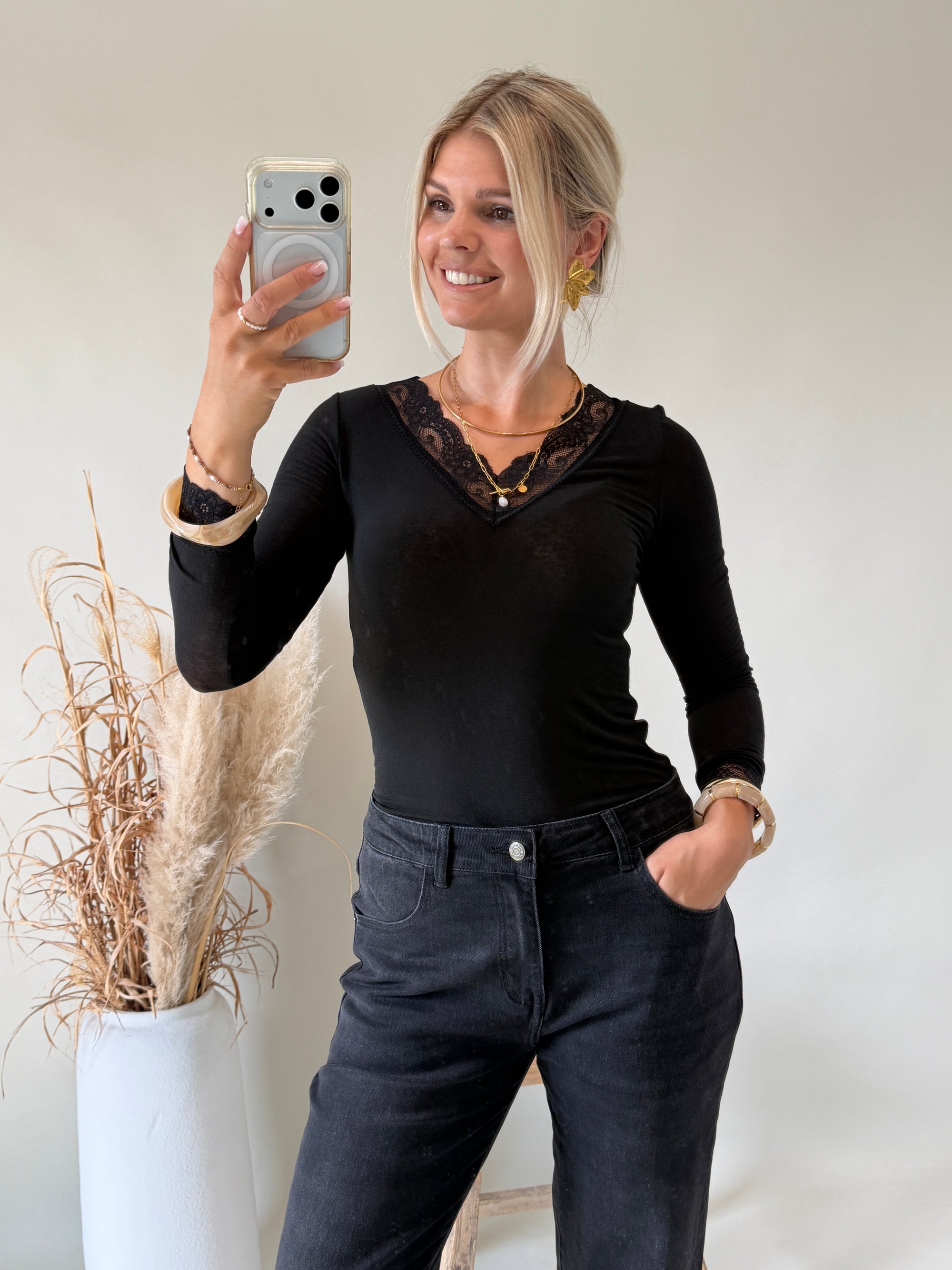 Shirt in Schwarz mit Spitze an Ärmel und Ausschnitt