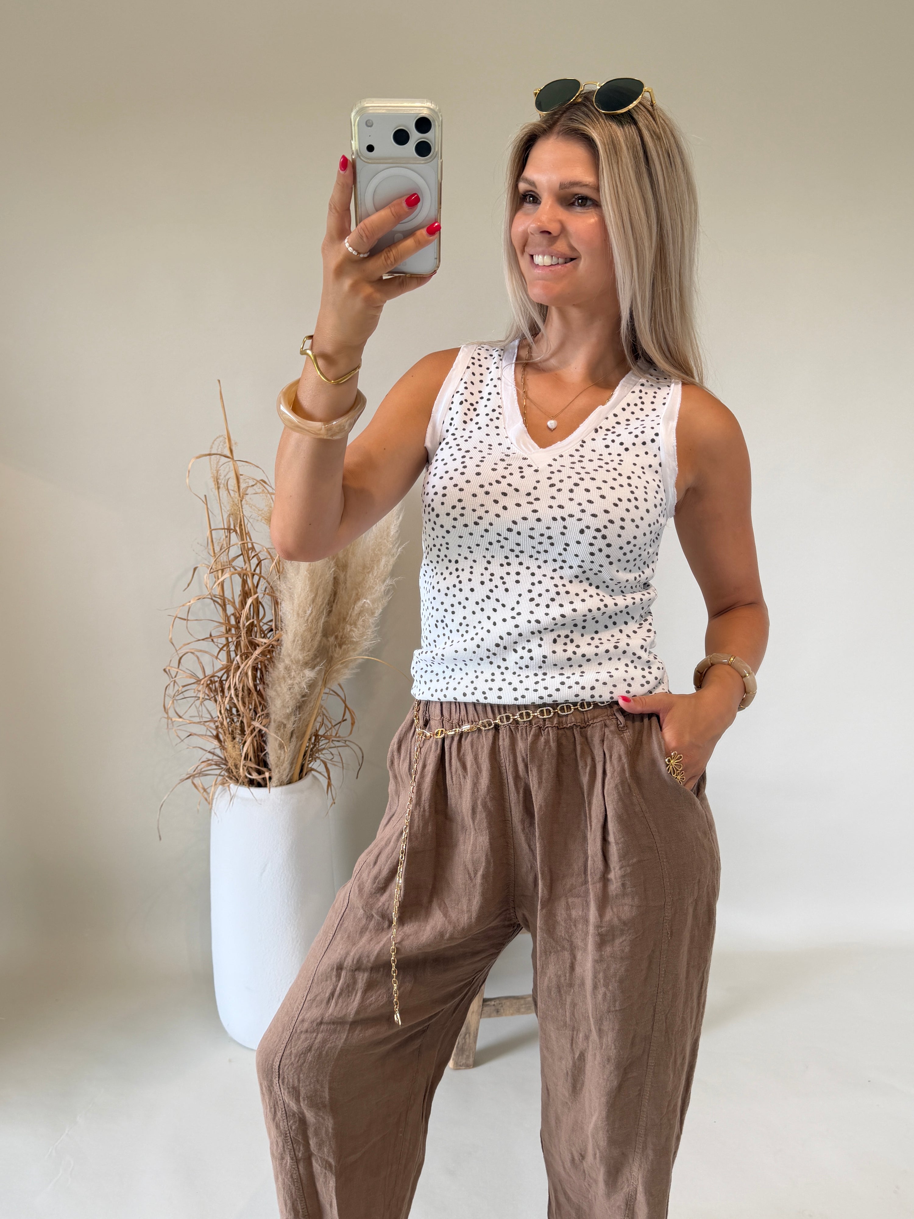 Top in Weiß mit Punkten in Schokobraun