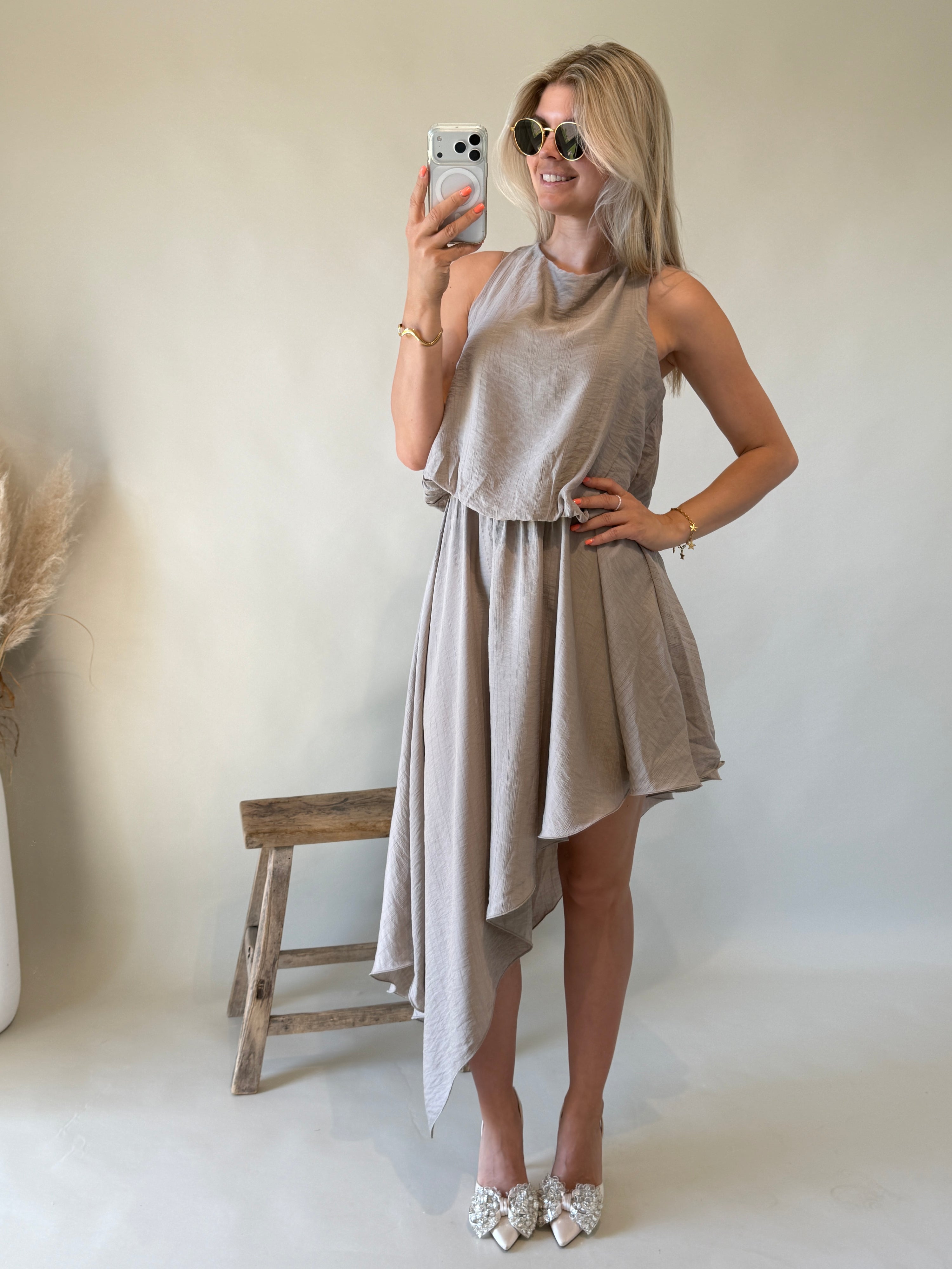 Kleid in Taupe ( Hinten zum Binden ) Schräg geschnitten