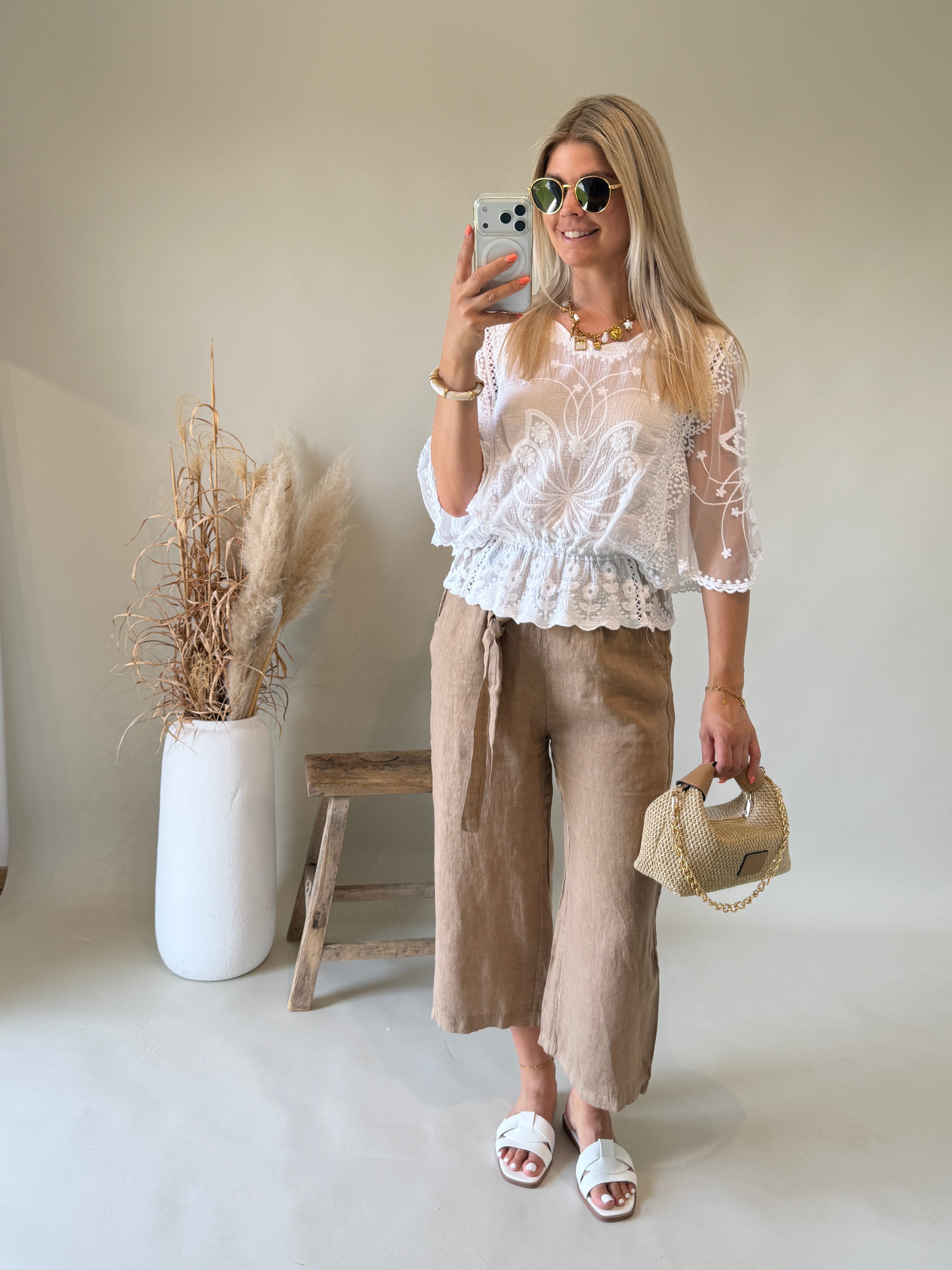 Bluse in Weiß aus Spitze mit weitem Arm