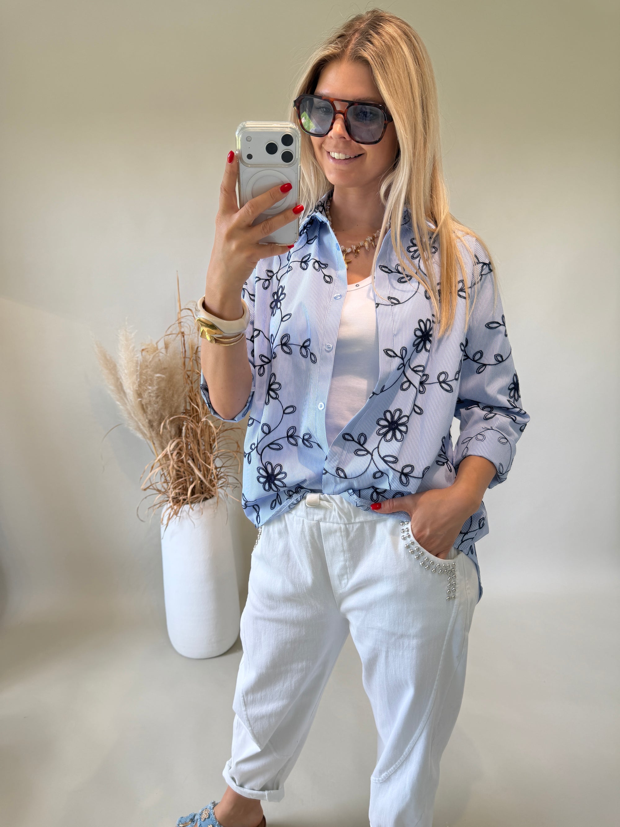 Bluse in Blau / Weiß gestreift mit Dunkelblauen Blumen