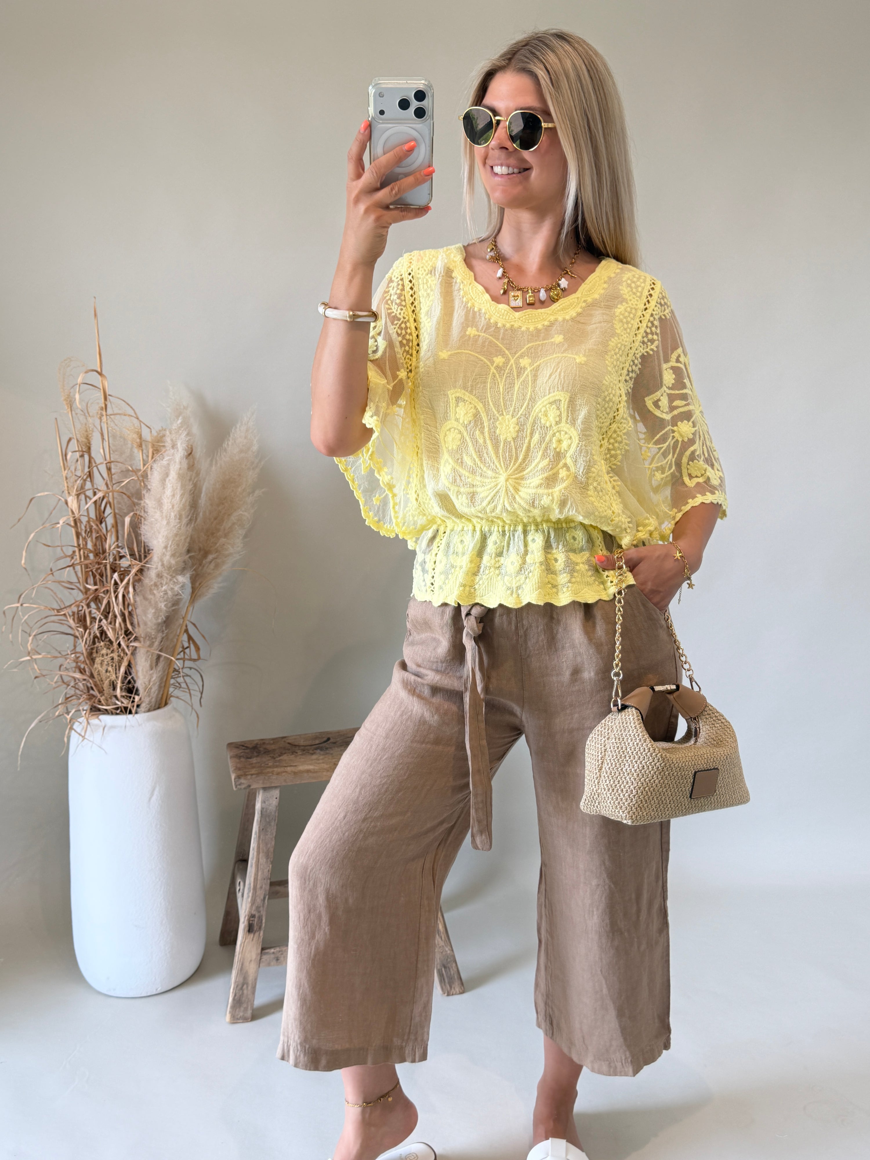 Bluse in Zitronengelb aus Spitze mit weitem Arm