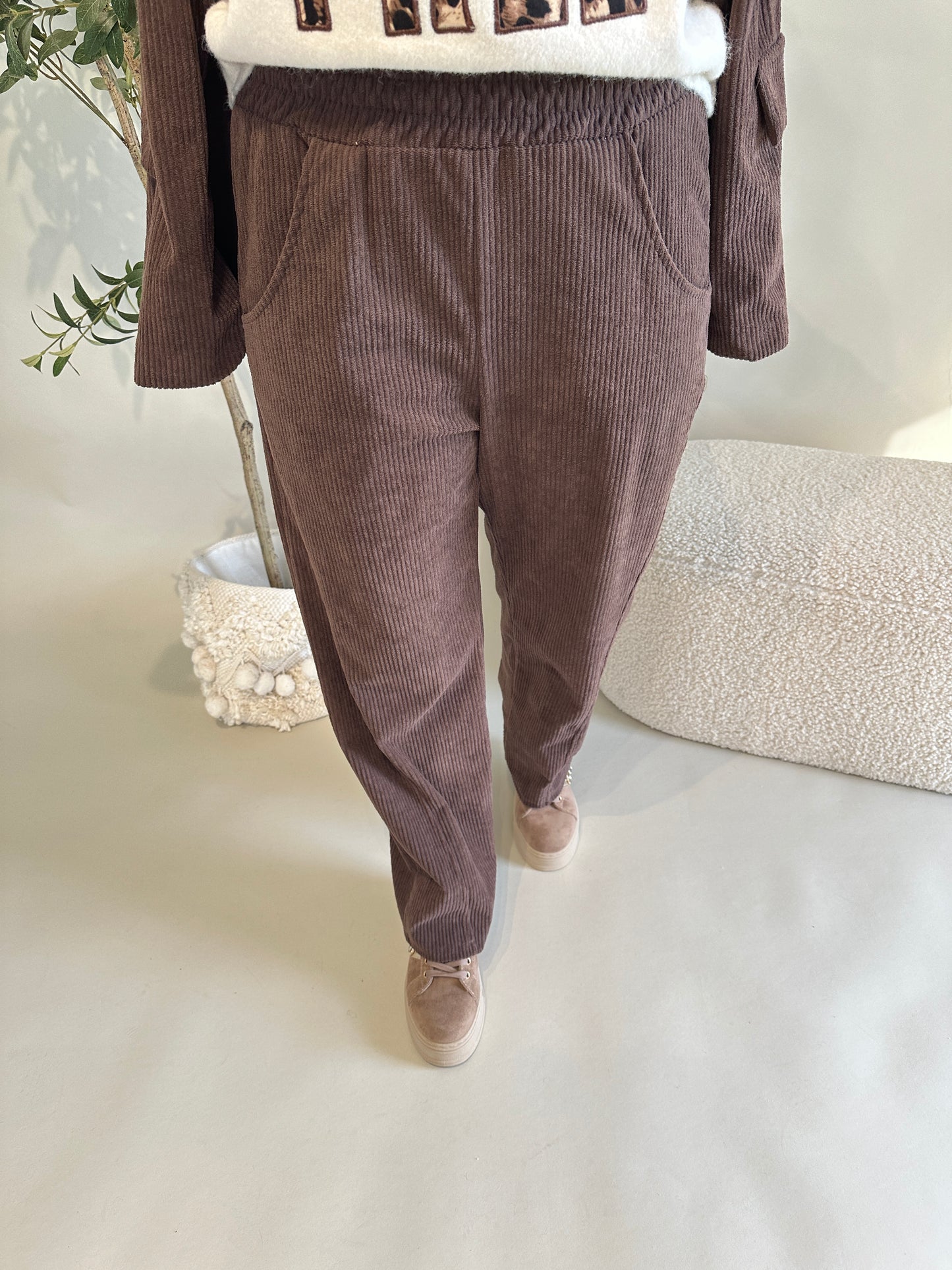 hose in schokobraun ( cord )weites bein mit naht