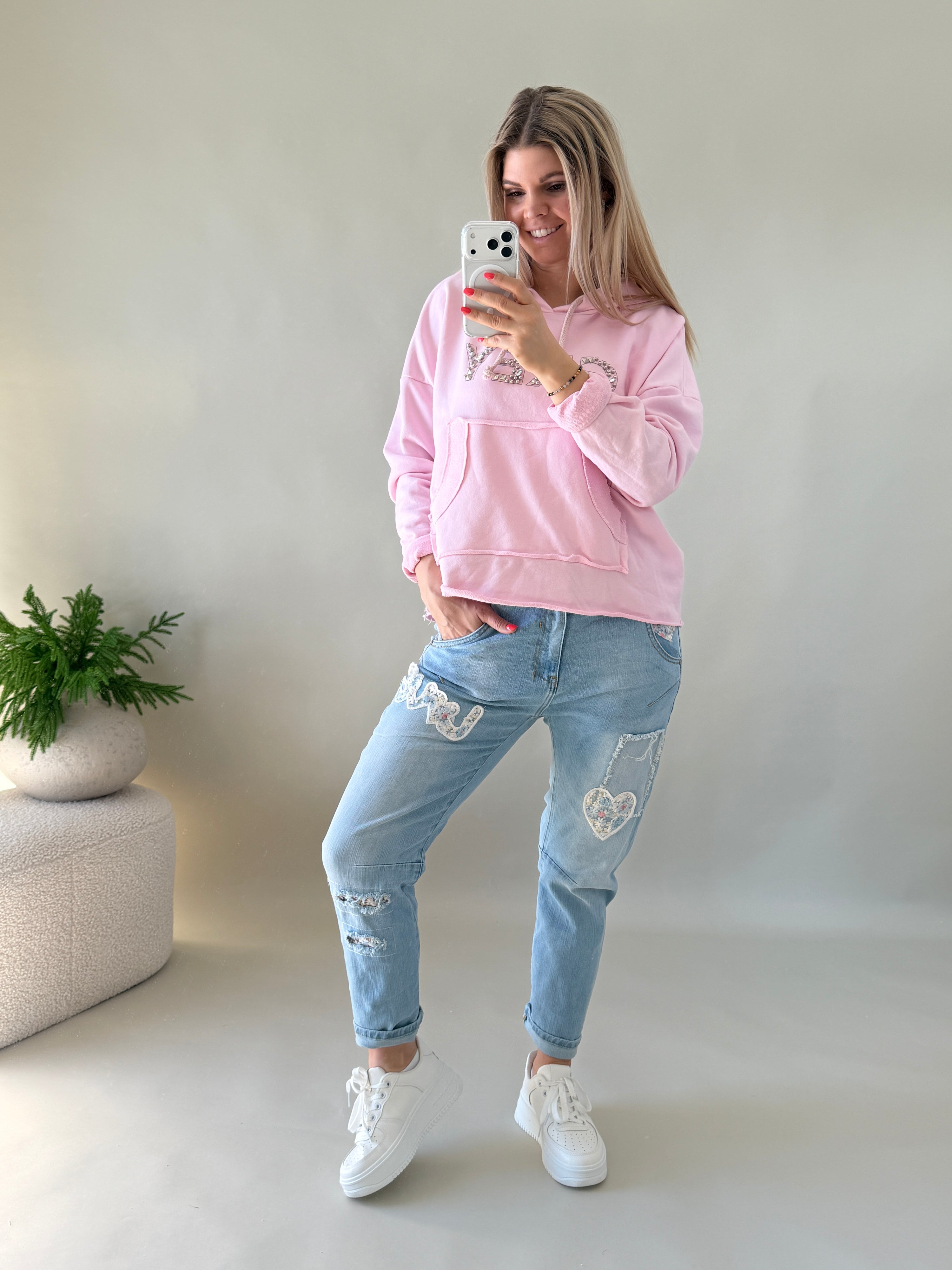 Jeans mit Aufnäher LOVE und Blumenmuster
