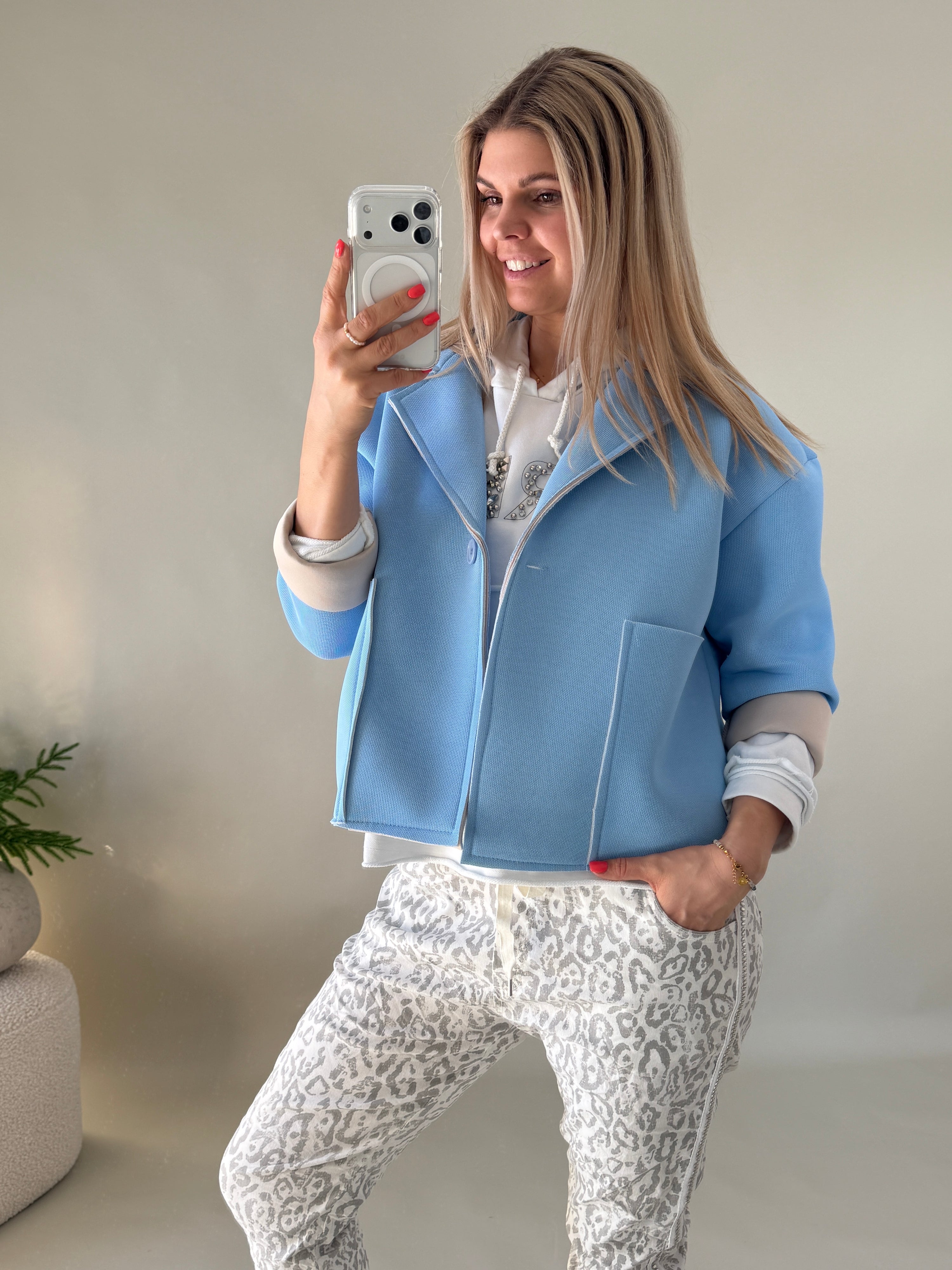 Jacke in Hellblau mit großen Taschen vorne