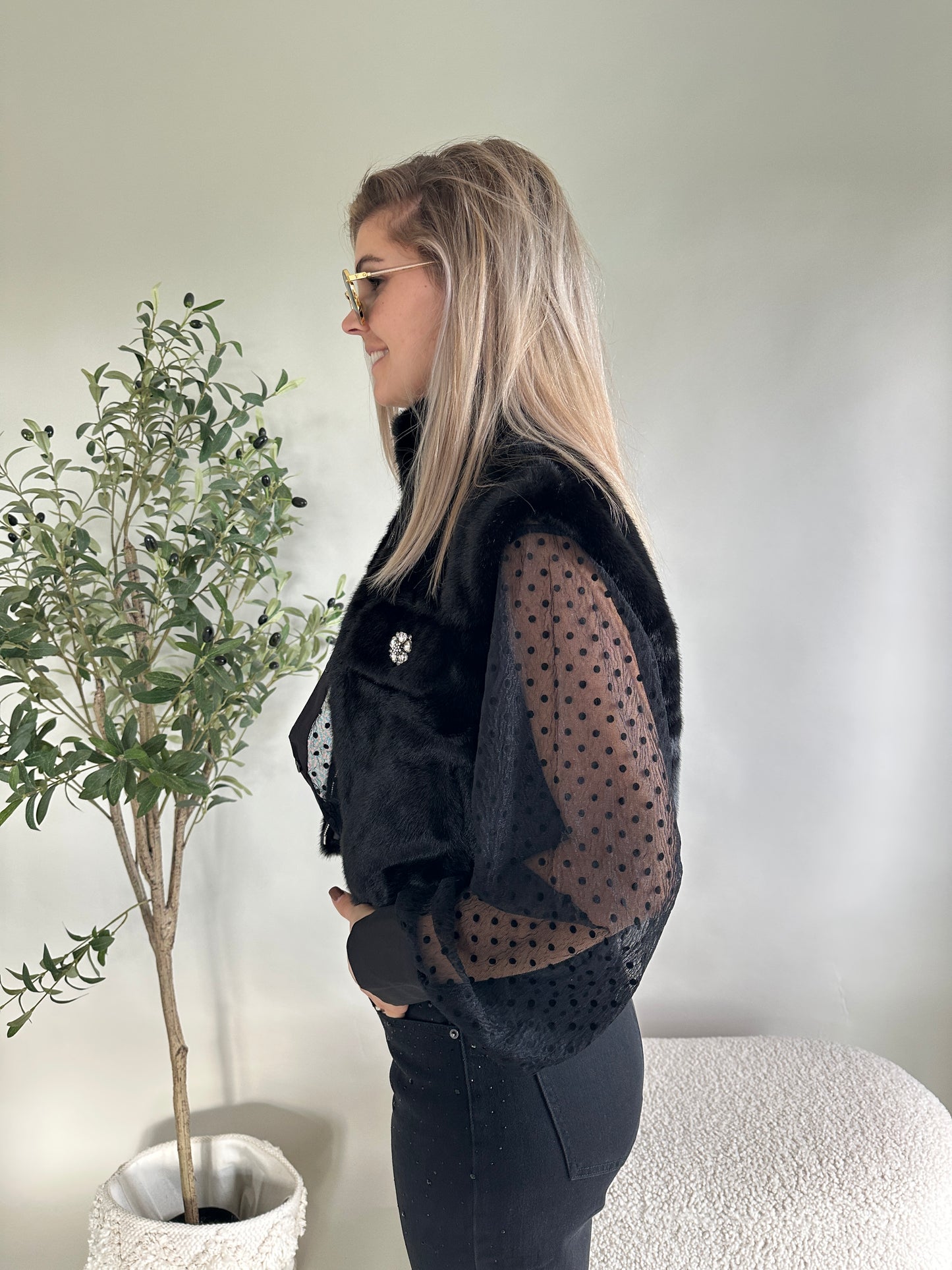 felljacke in schwarz mit glitzersteinen an den taschen vorne (ärmellos)