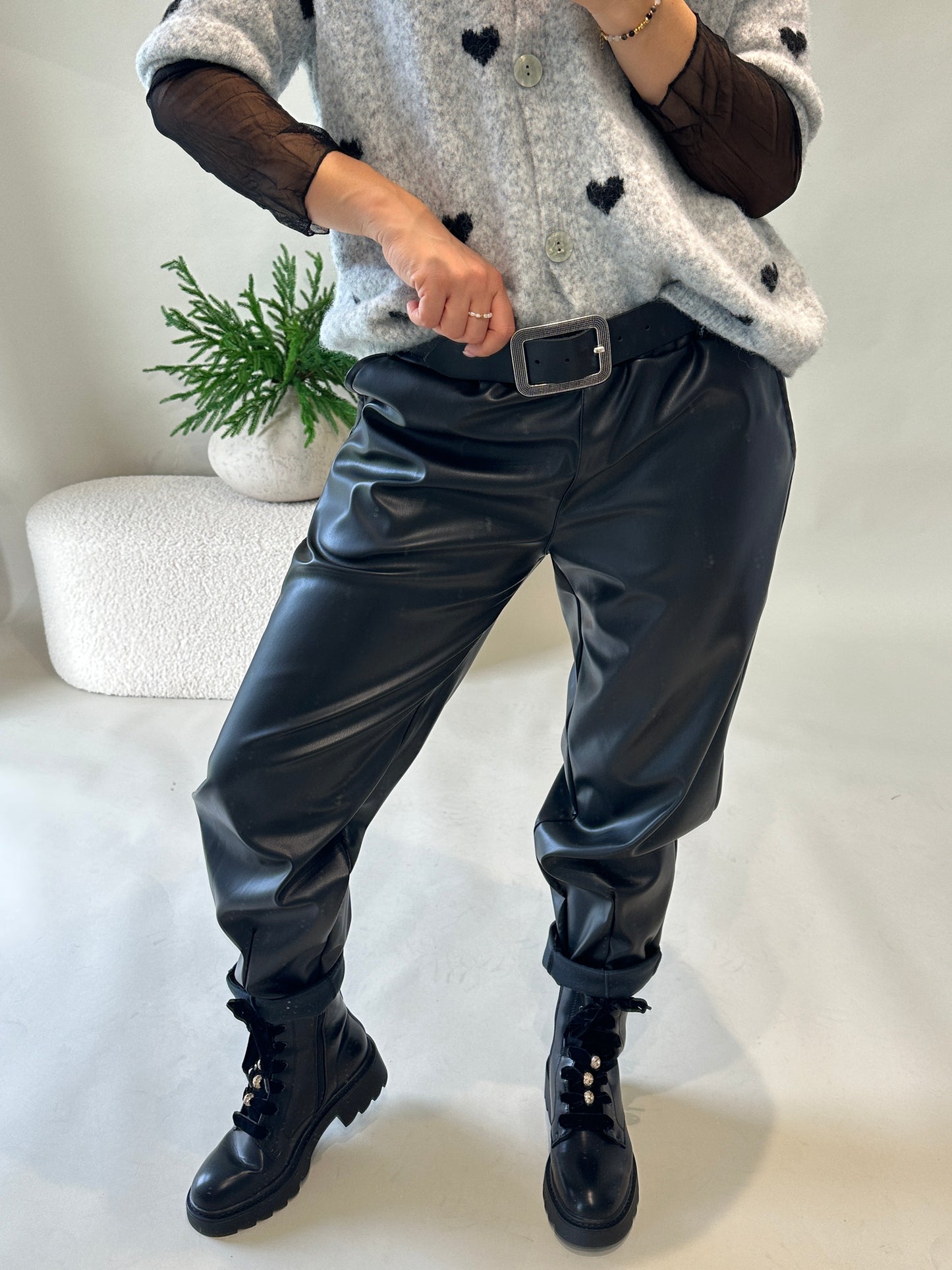 hose in schwarz leder-optik mit gürtel