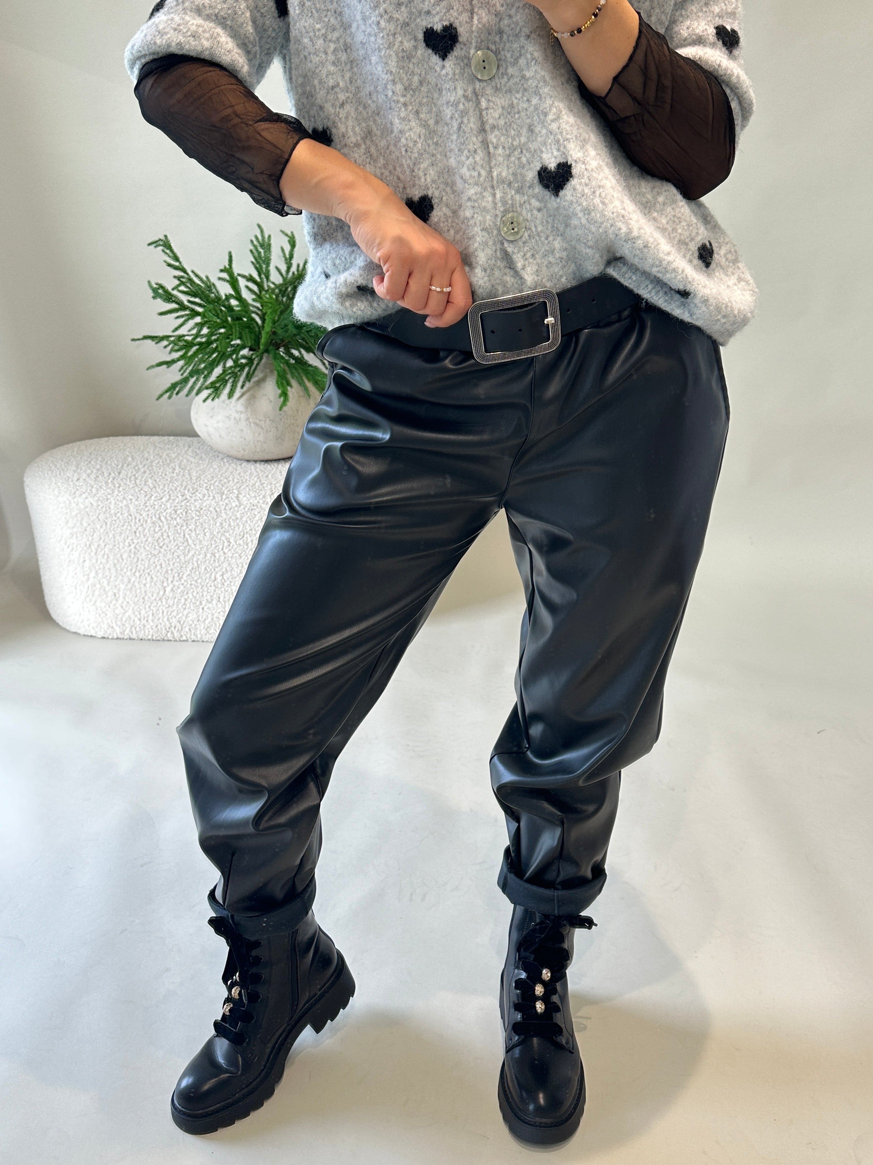 Hose in Schwarz Leder-Optik mit Gürtel