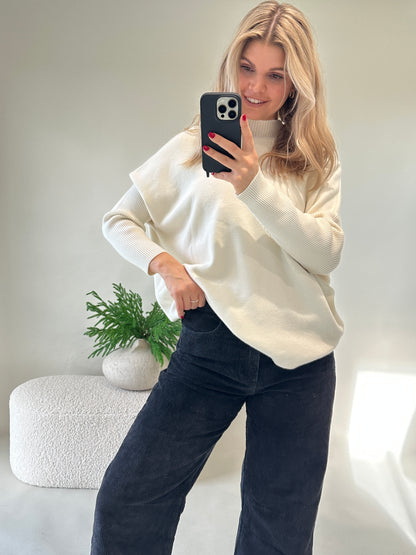 Pullover in Wollweiß mit Muster am Arm