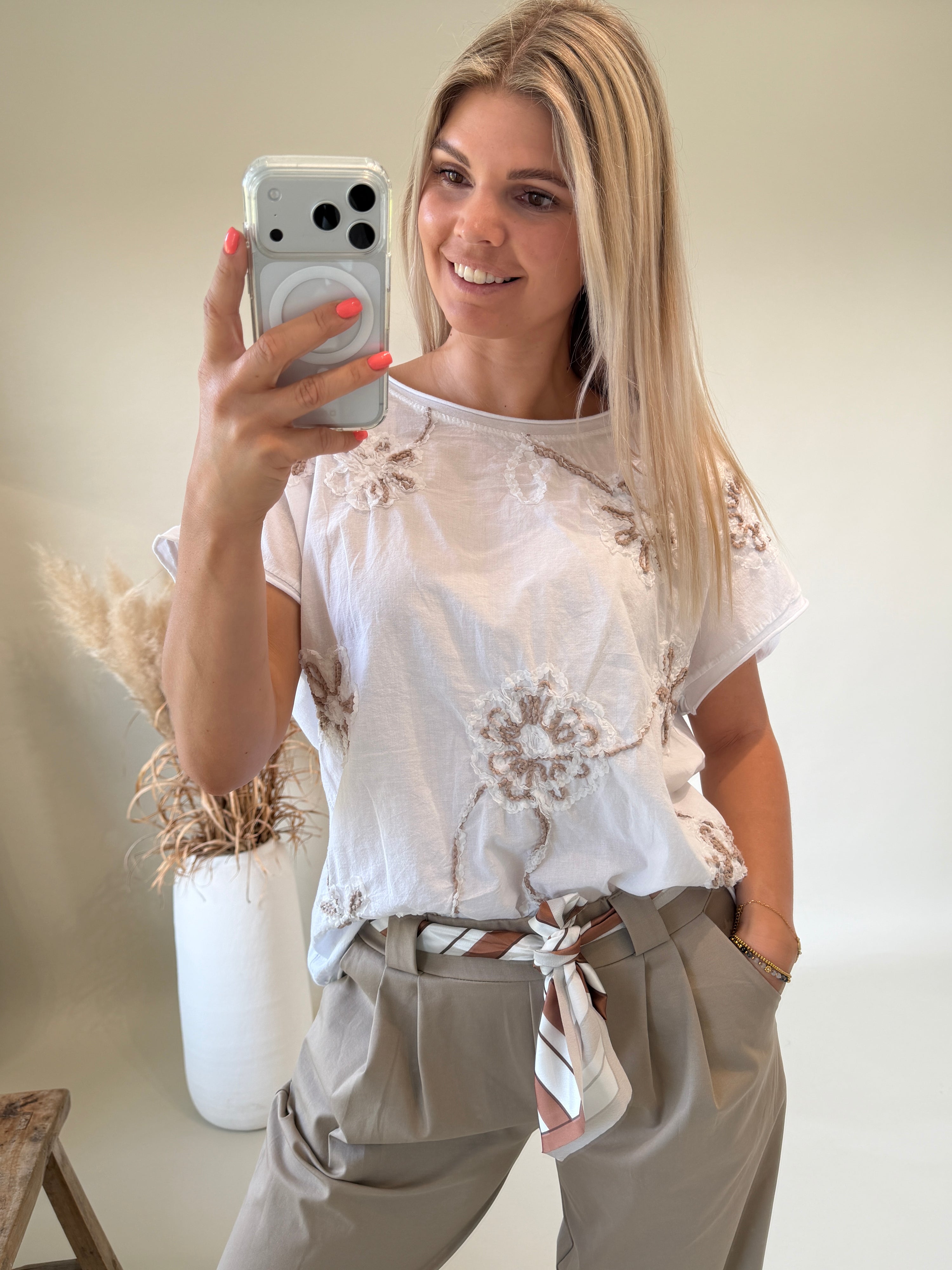 T - Shirt in Weiß mit Blumenmuster in Zimt