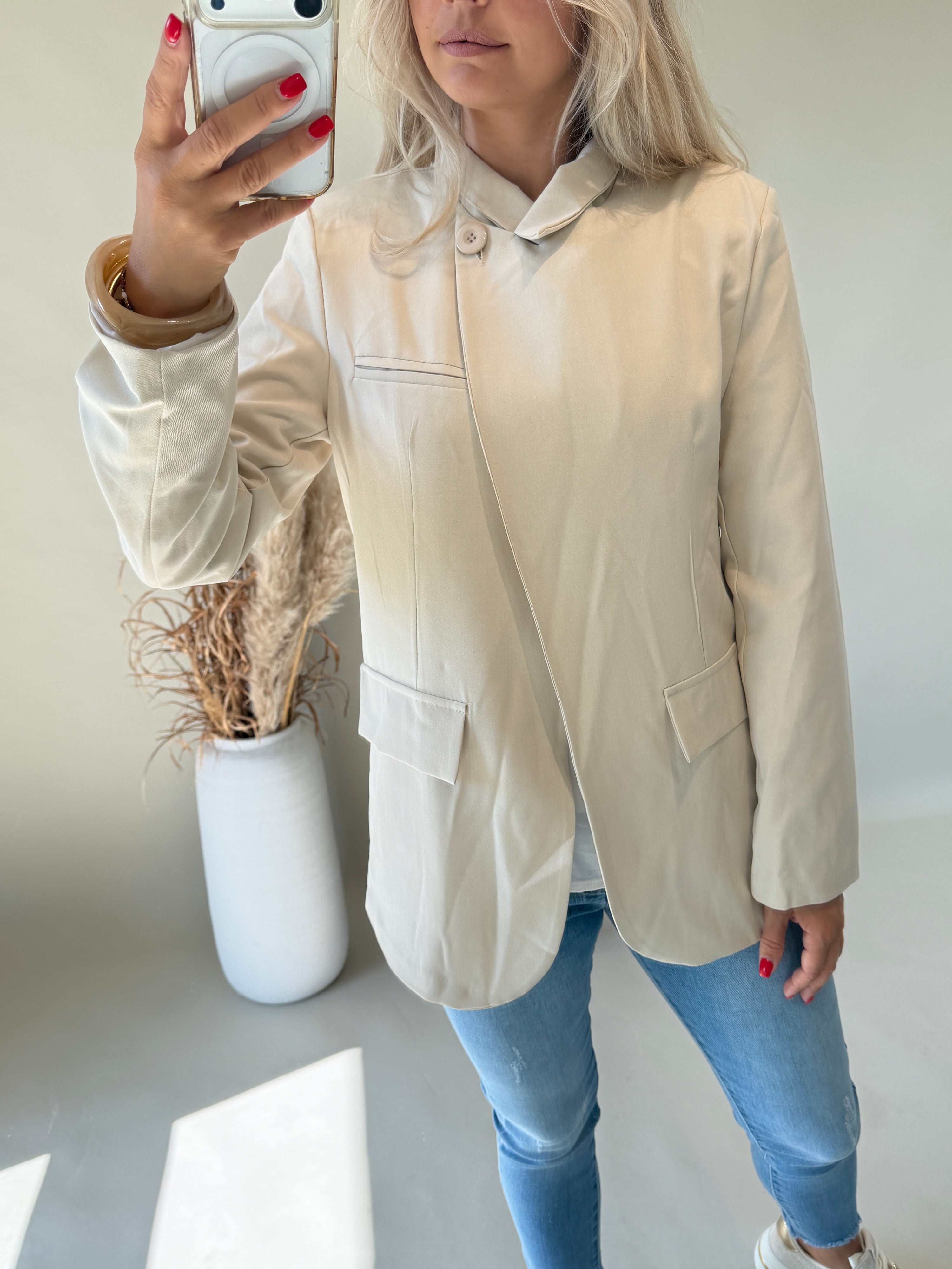 Blazer in Beige schräg  geschnitten mit einen Knopf