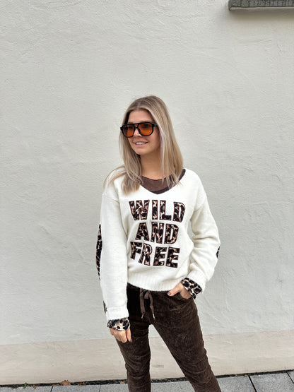 Pullover in Wollweiß mit V-Auschnitt und Aufschrift (Wild And Free)