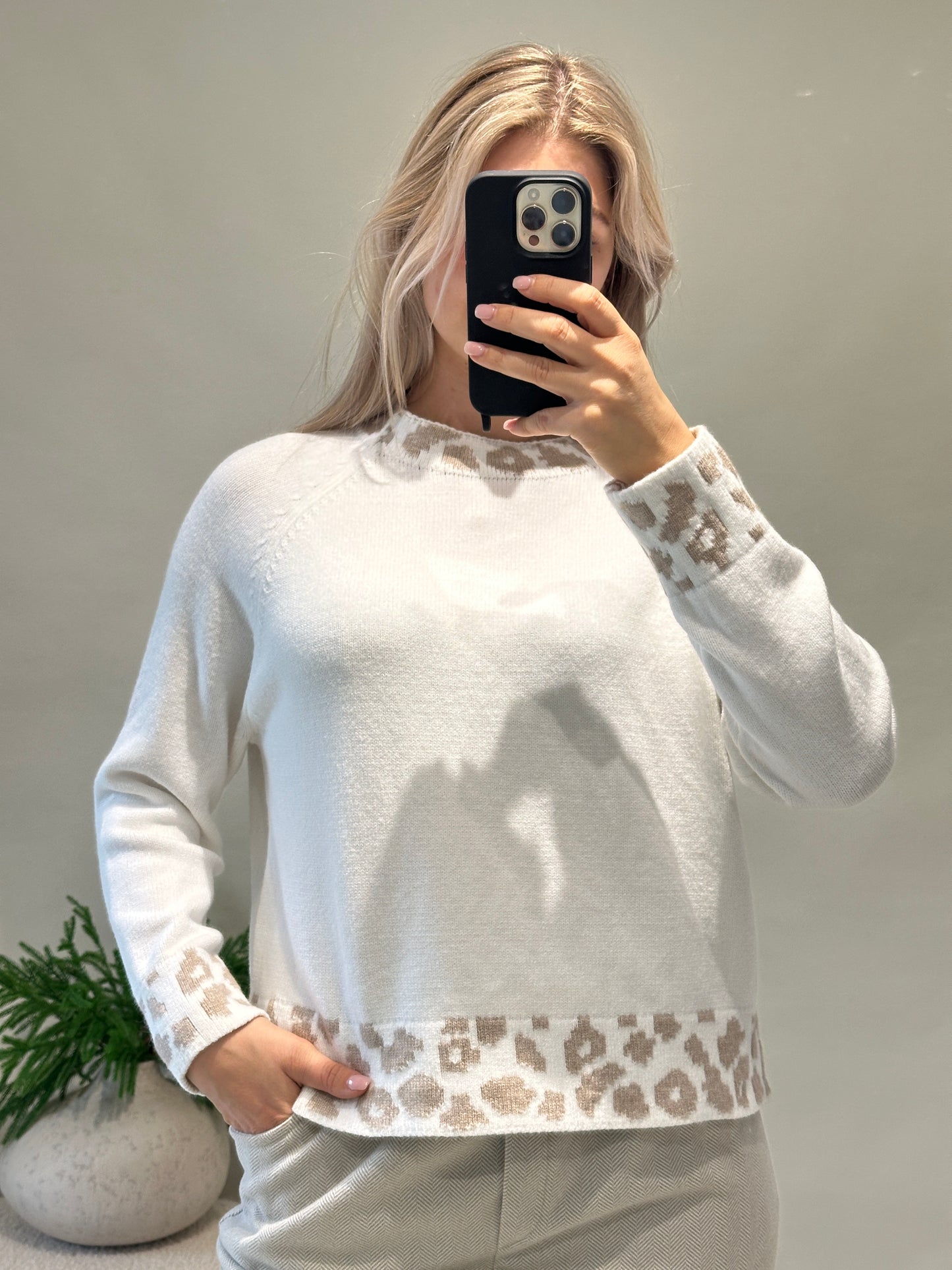 pullover in wollweiß mit leomuster an bund und kragen