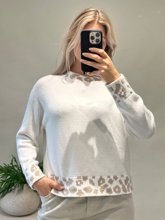 Pullover in Wollweiß mit Leomuster an Bund und Kragen