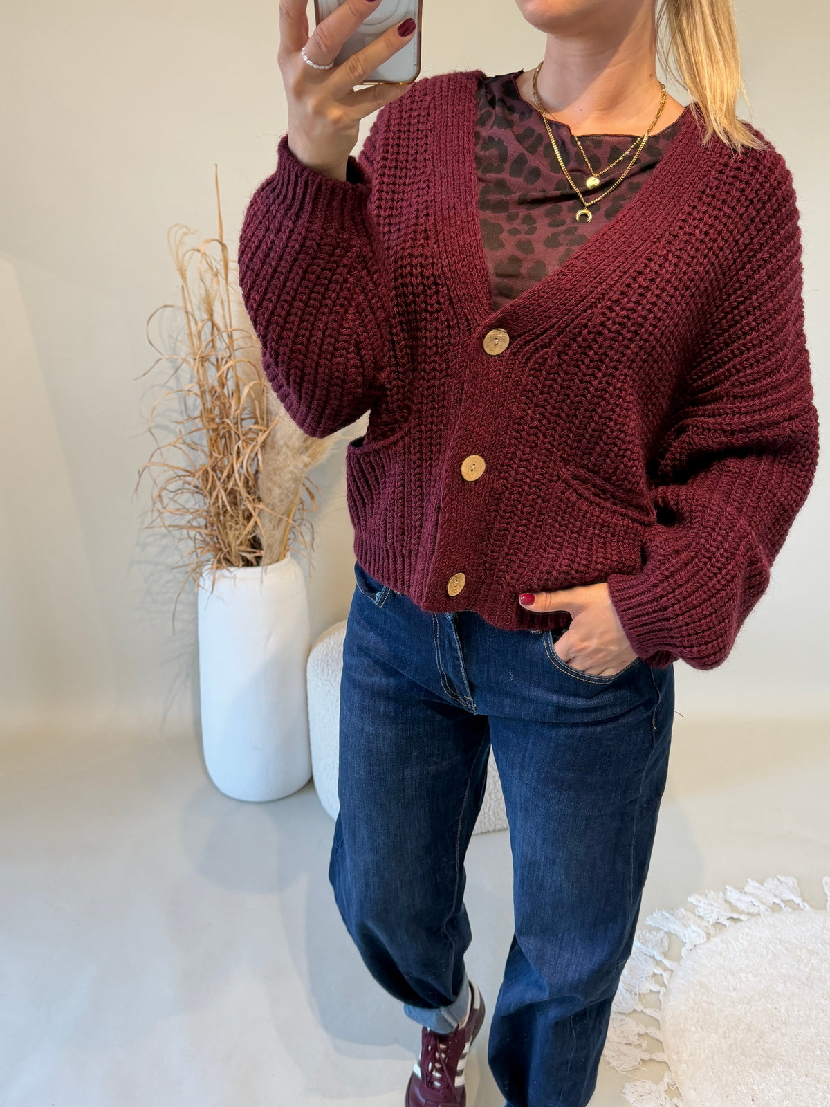 Strickjacke in Bordeaux mit Taschen
