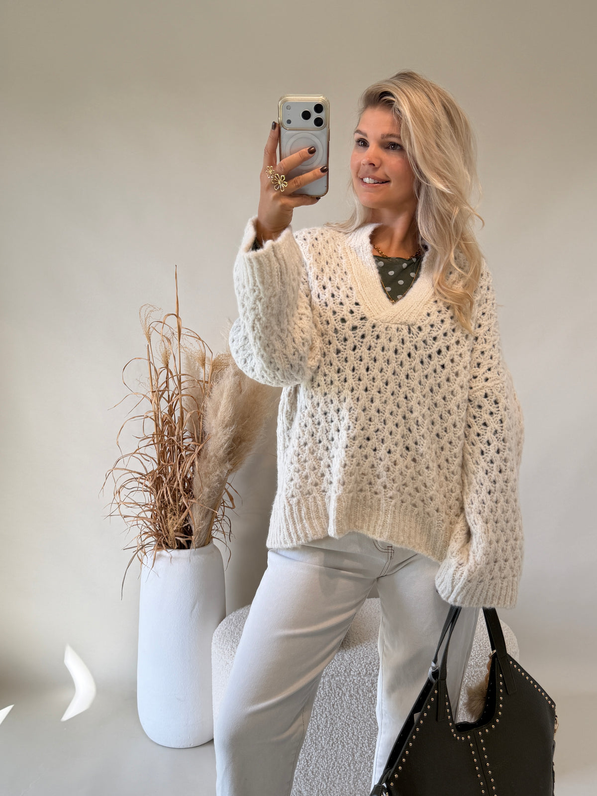 Pullover in Wollweiß mit Lochmuster