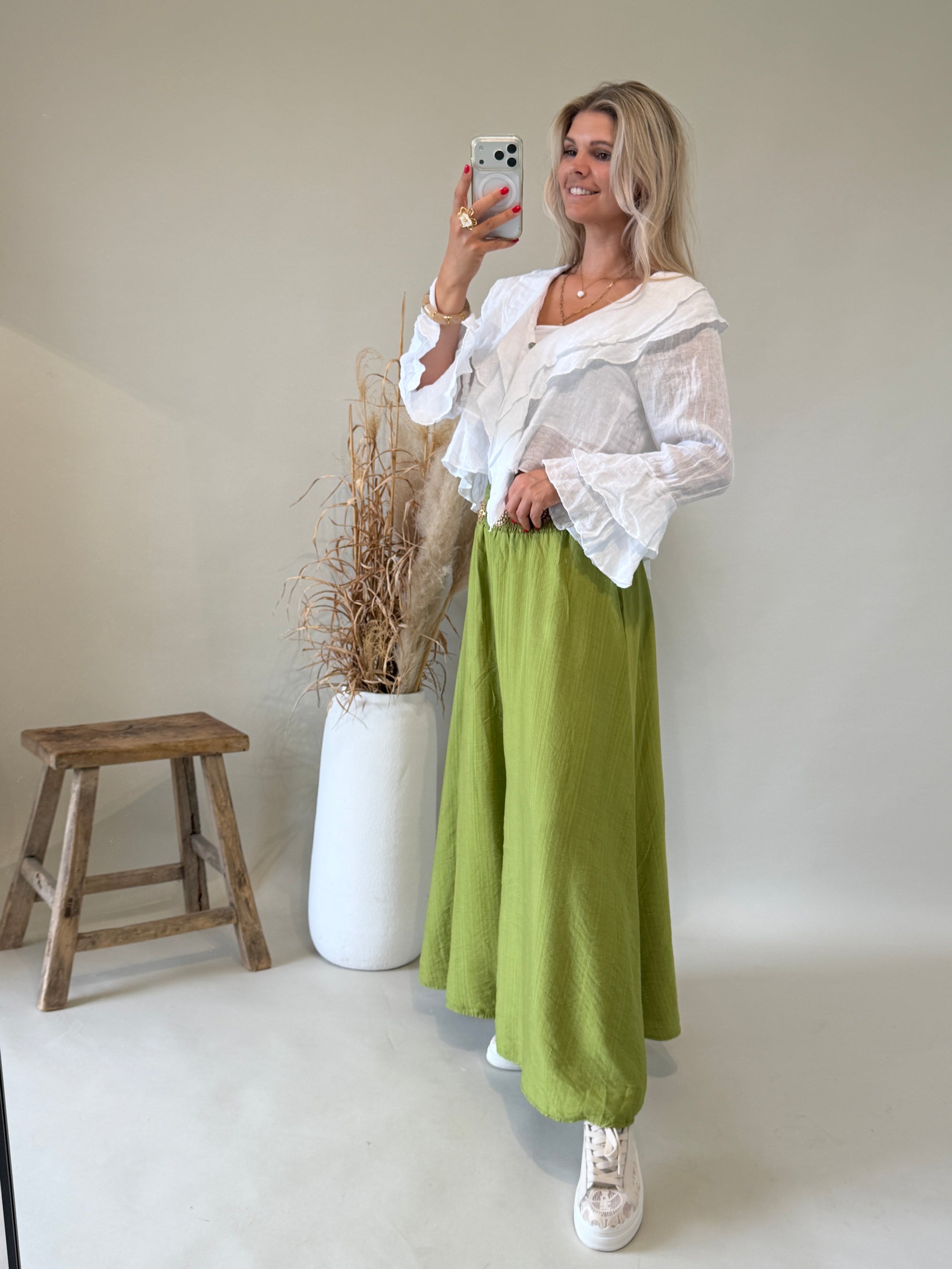 Bluse in Weiß mit Rüschen vorne und am Arm
