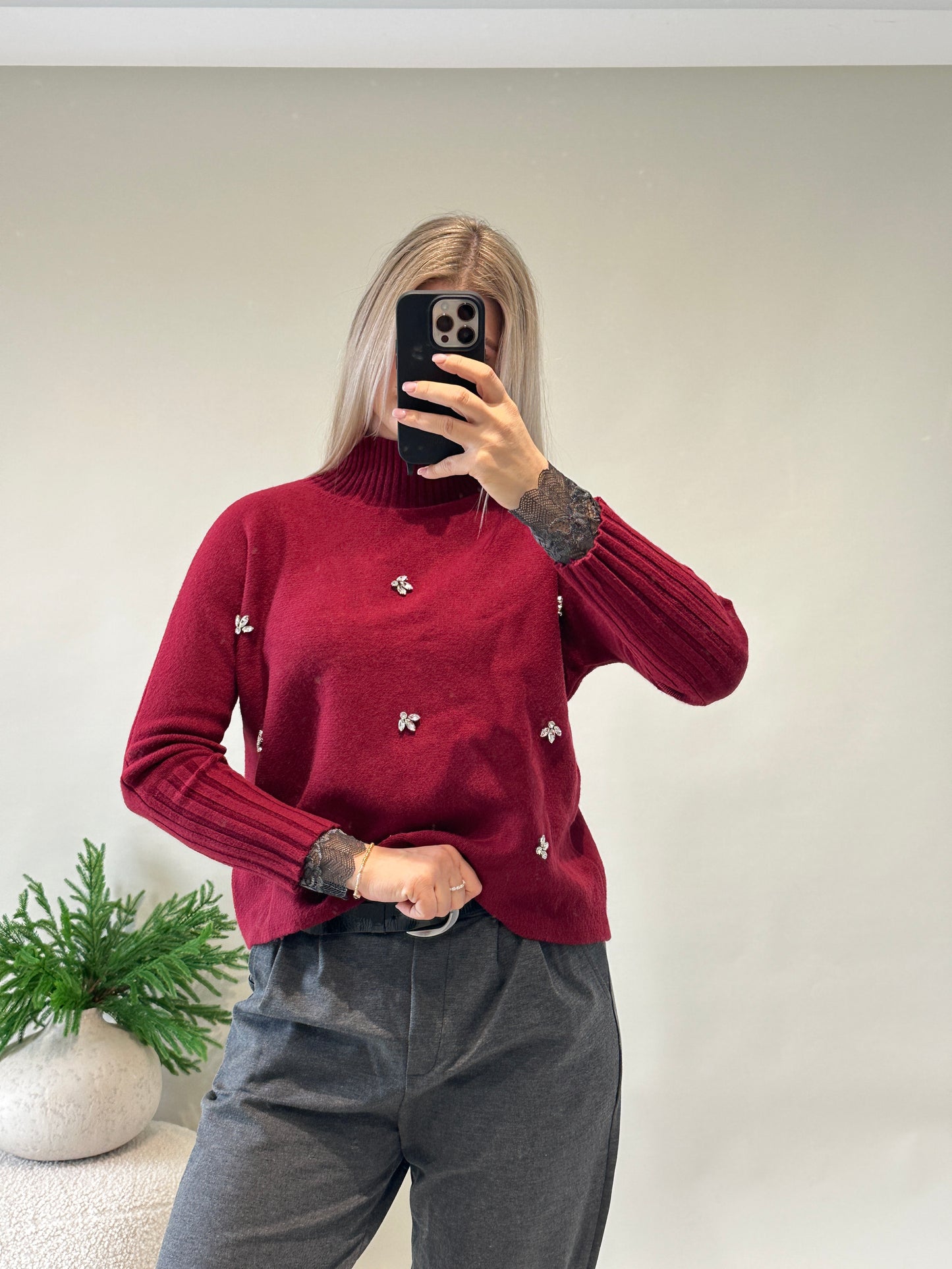 pullover in burgundy mit glitzersteinen vorne