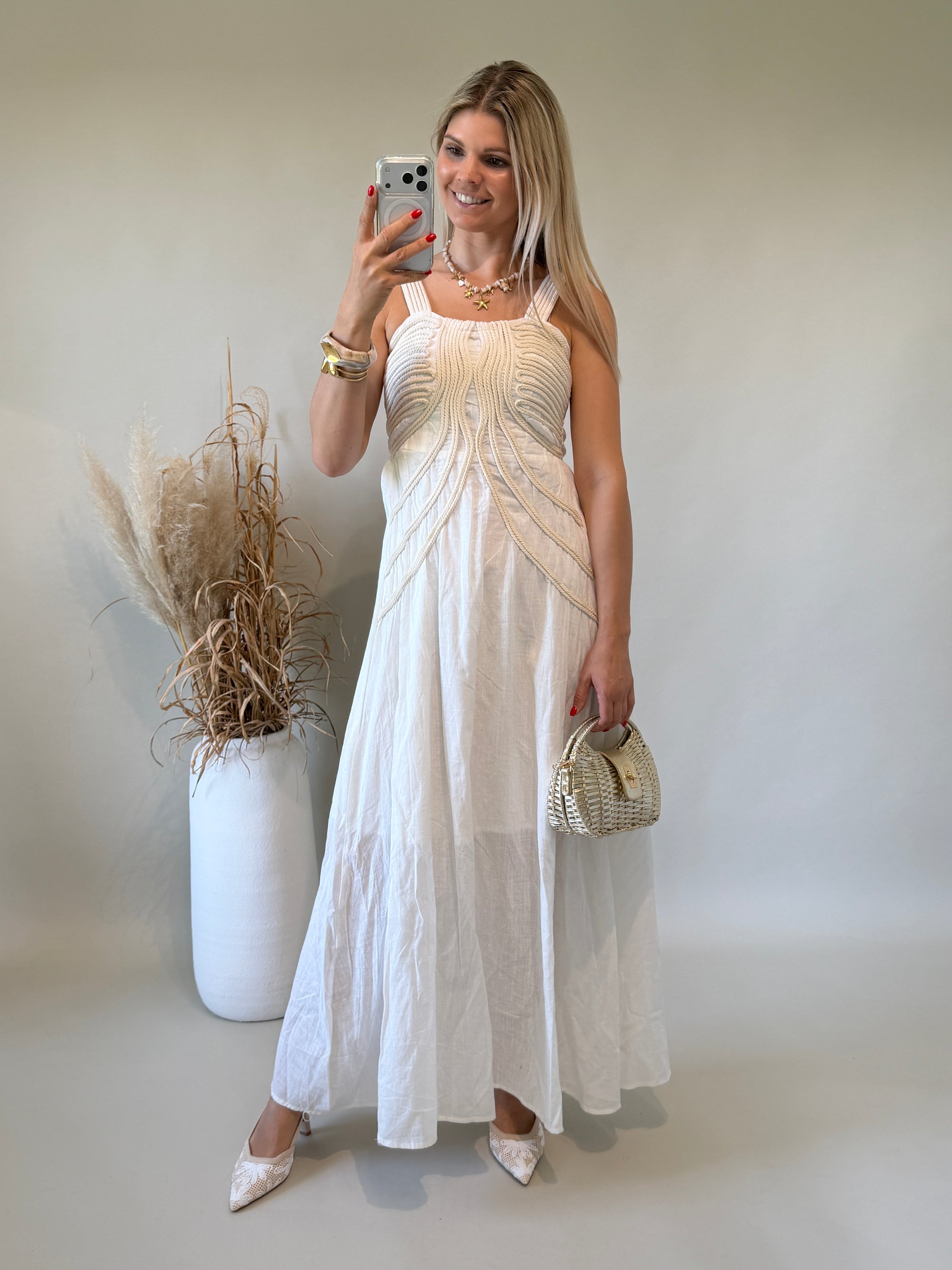 Kleid in Wollweiß mit Beiger Applikation