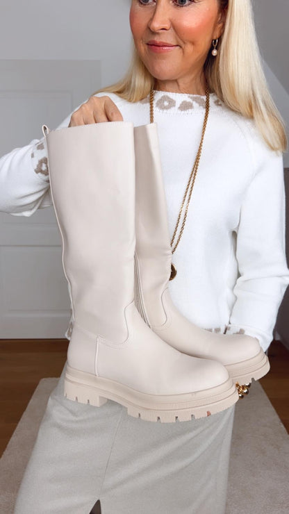 Stiefel in Wollweiß