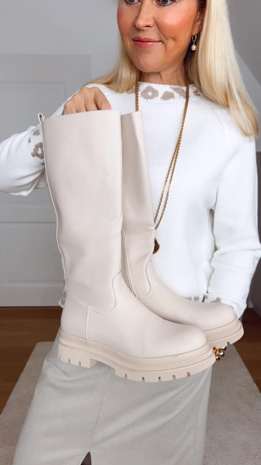 Stiefel in Wollweiß