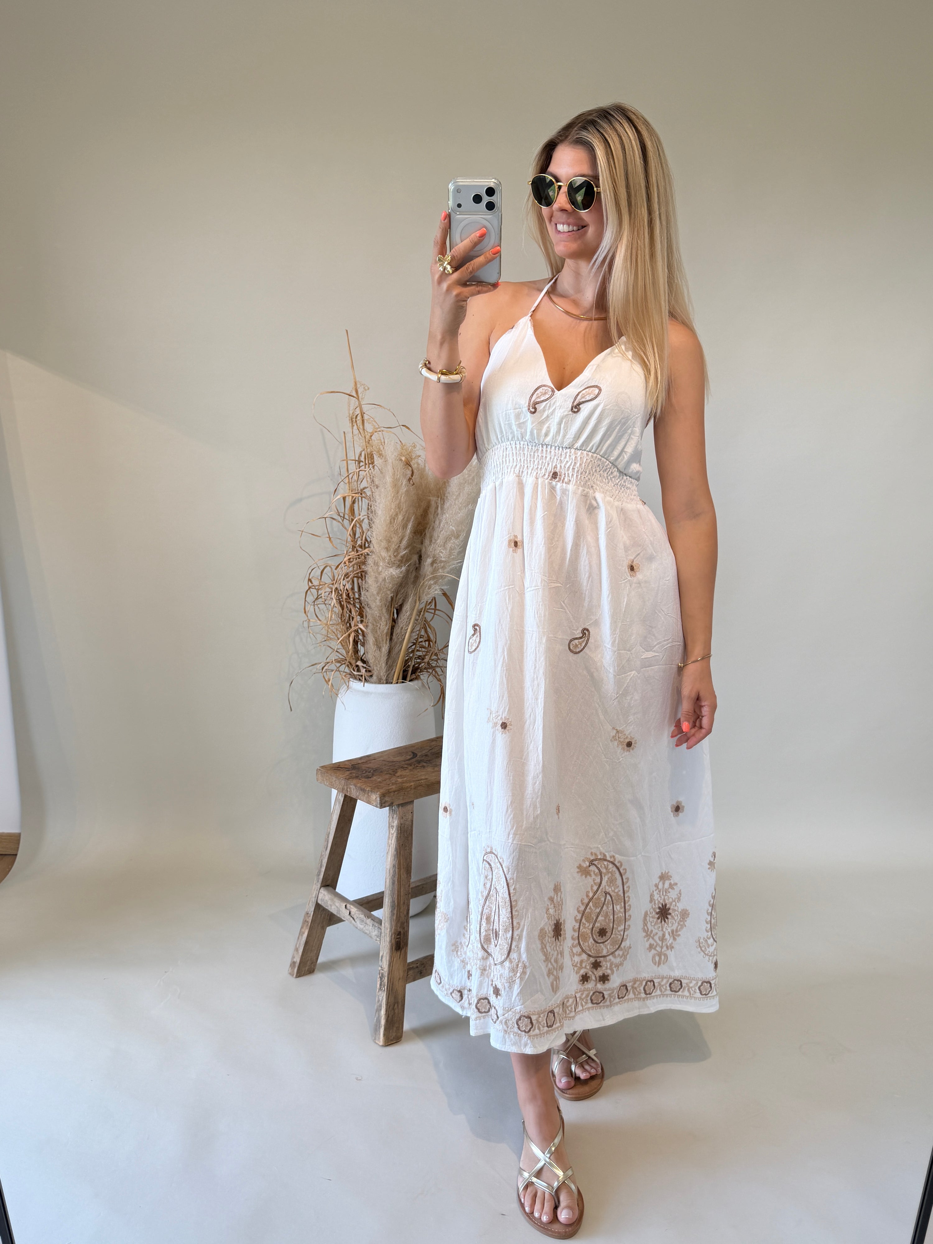 Kleid in Wollweiß mit Stickerei in Zimt und Beige ( Mit Holzperlen )