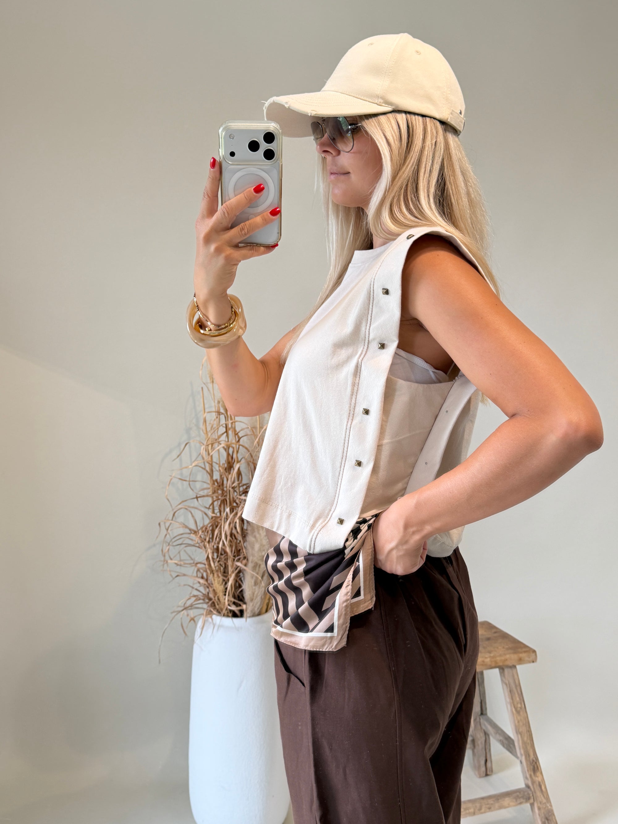 T - Shirt in Beige mit Nieten seitlich