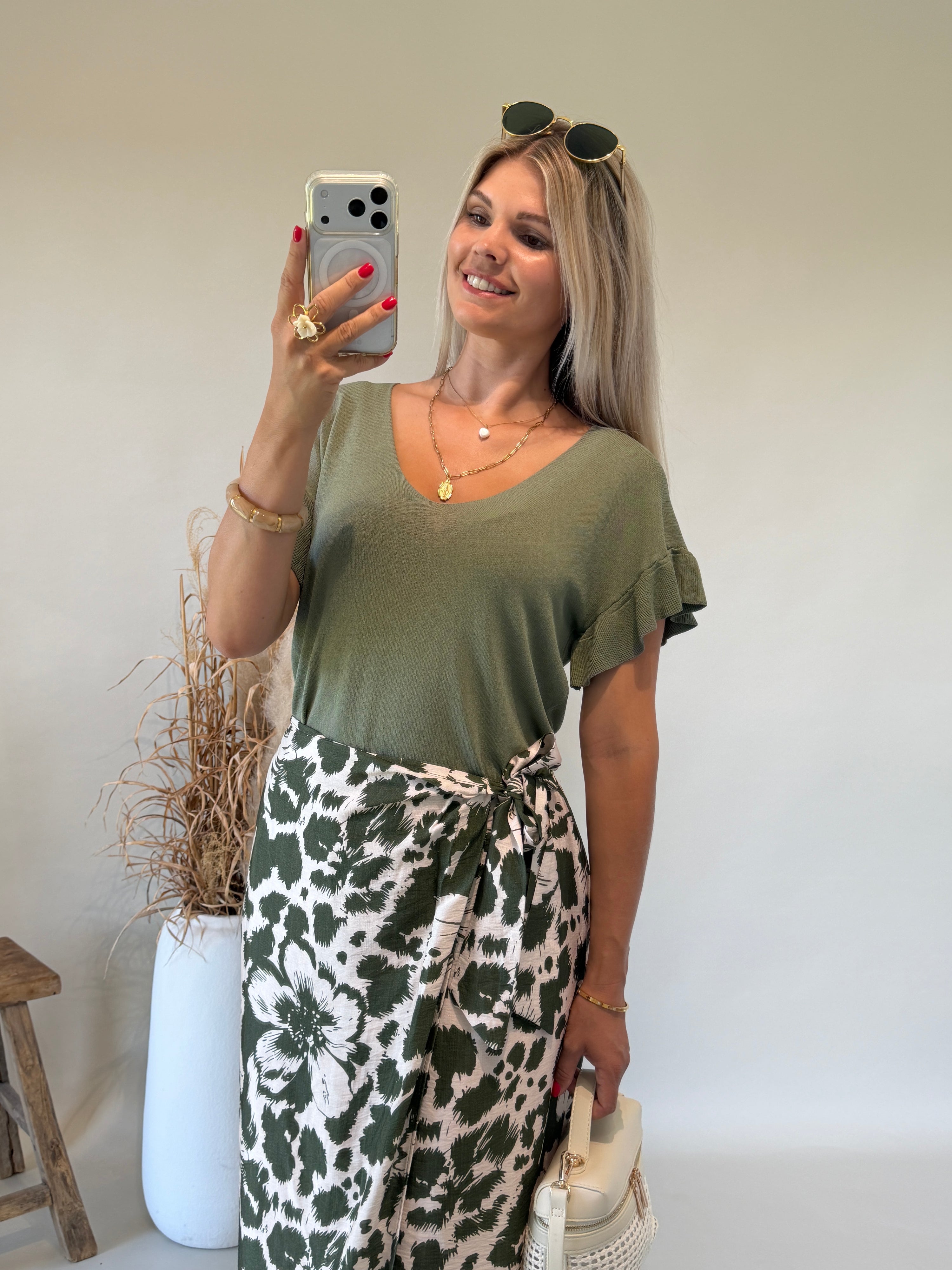 T - Shirt in Olivgrün ( Feinstrick ) mit Rüschen