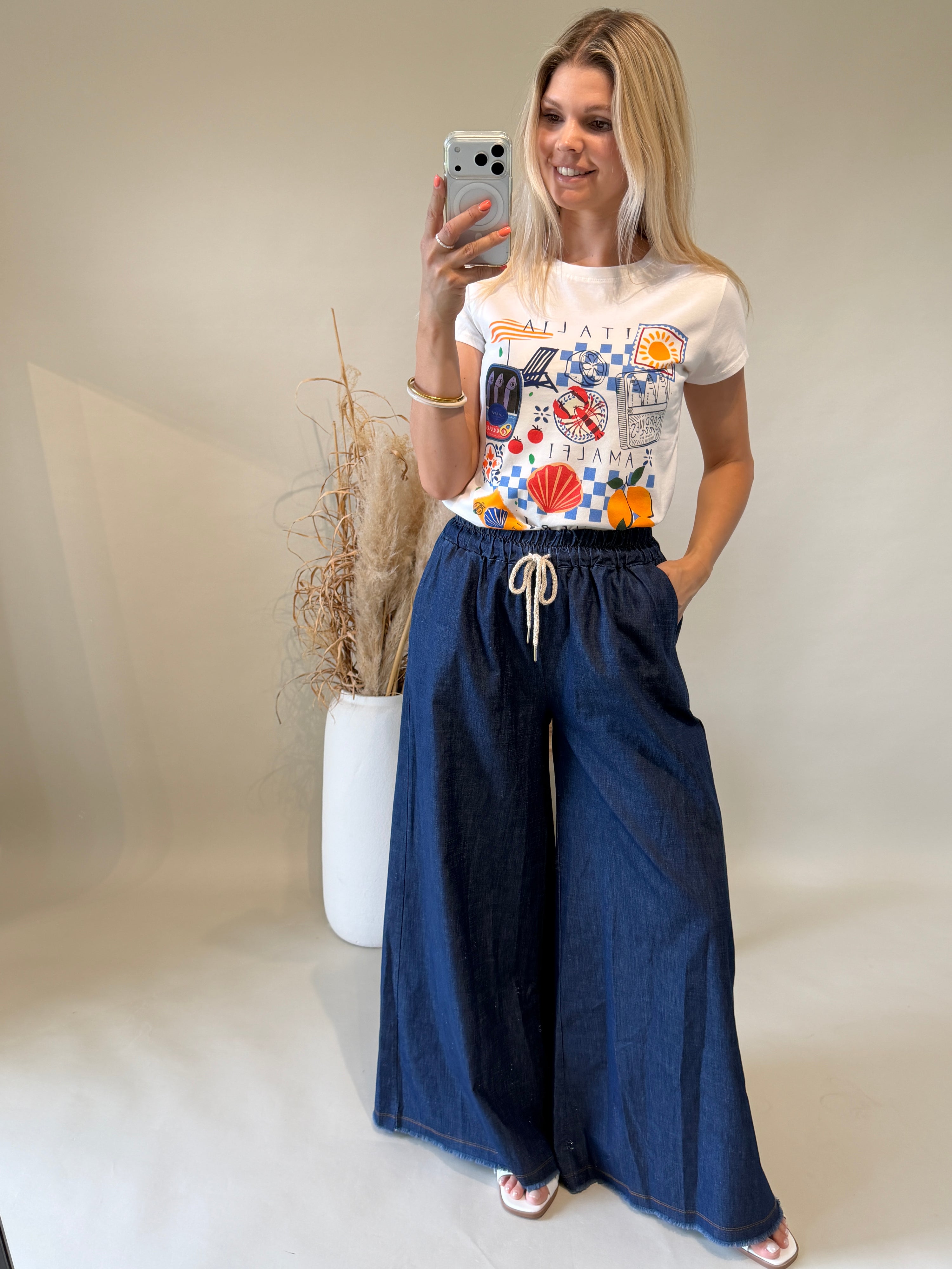 T - Shirt  in Weiß mit Blau / Orangen Aufdruck